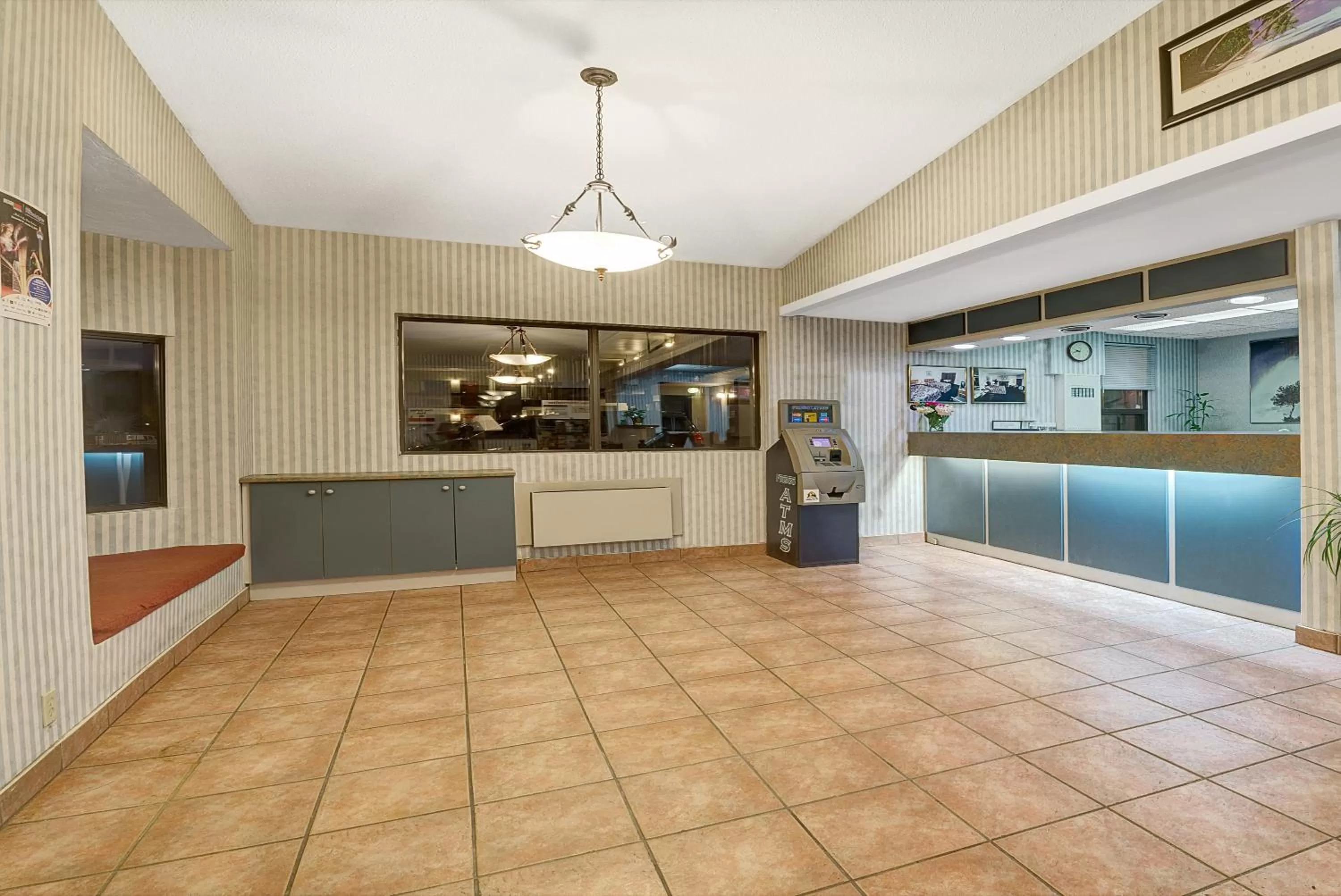 Lobby or reception in Super 8 by Wyndham Niagara Falls North