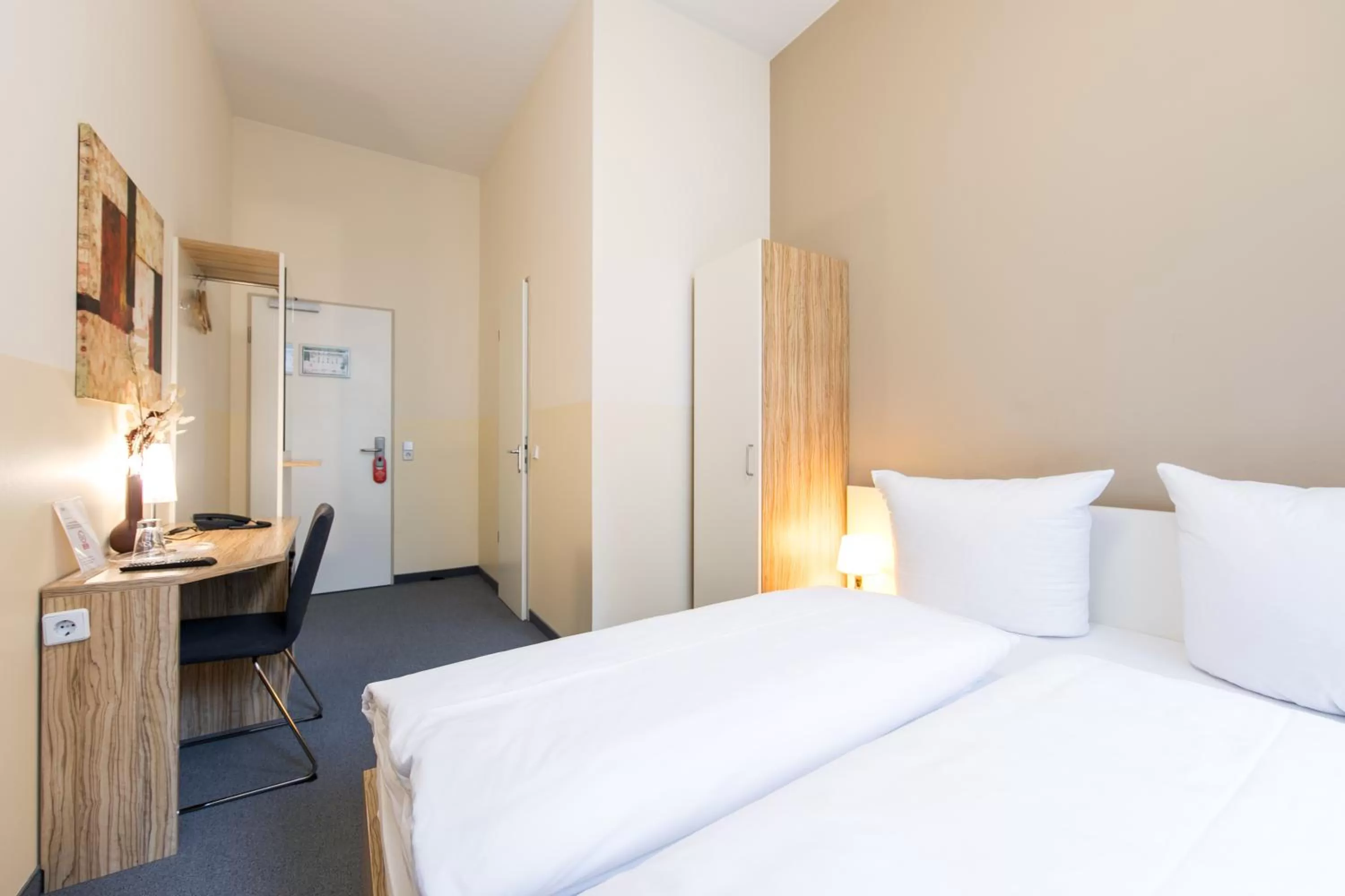 Photo of the whole room, Bed in Nu Wave Hotel Berlin - Digital Check-In