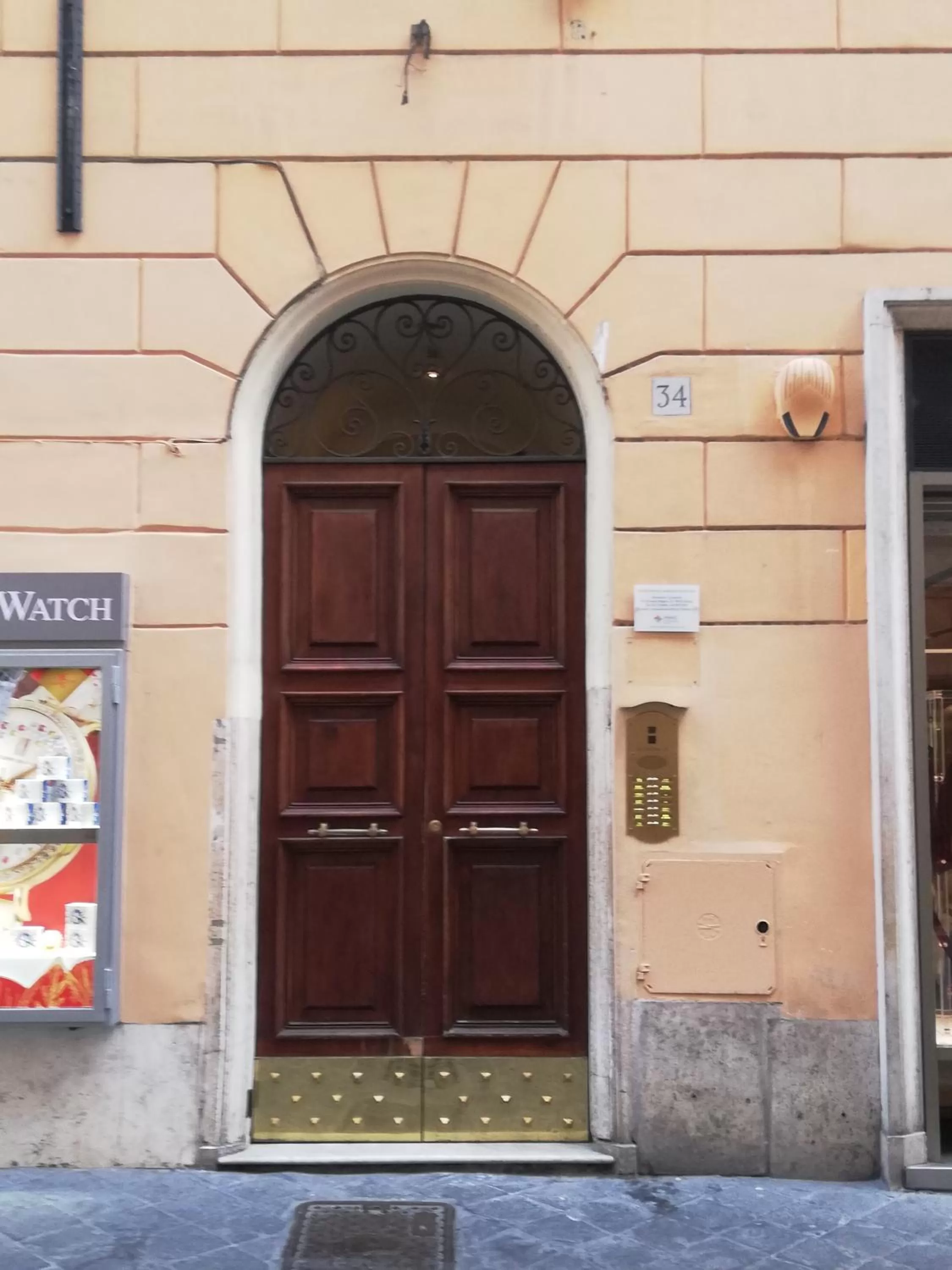 Property building in Elegant Rooms Roma - Guest House