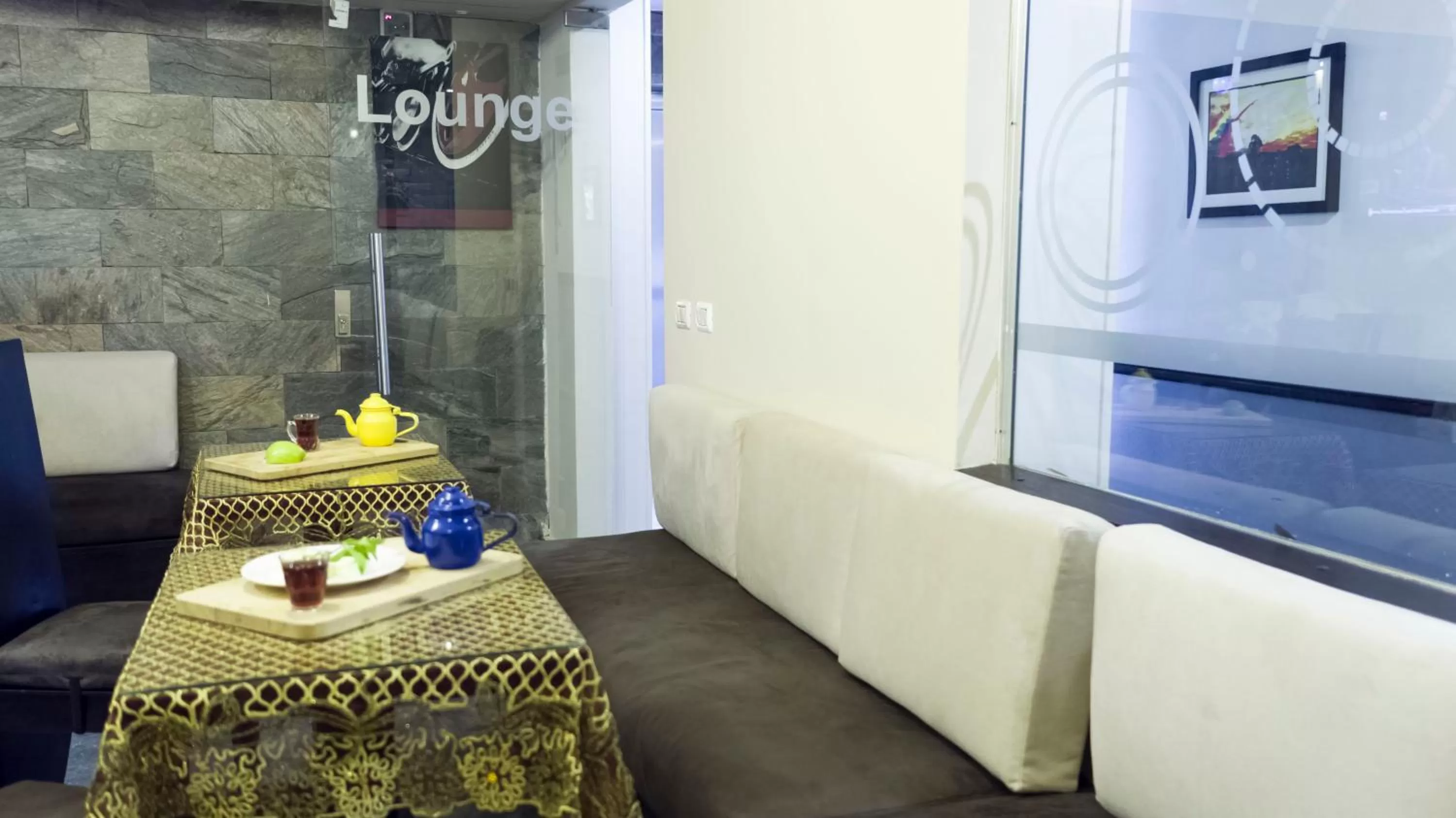 Restaurant/places to eat in NewCity Hotel & Suites