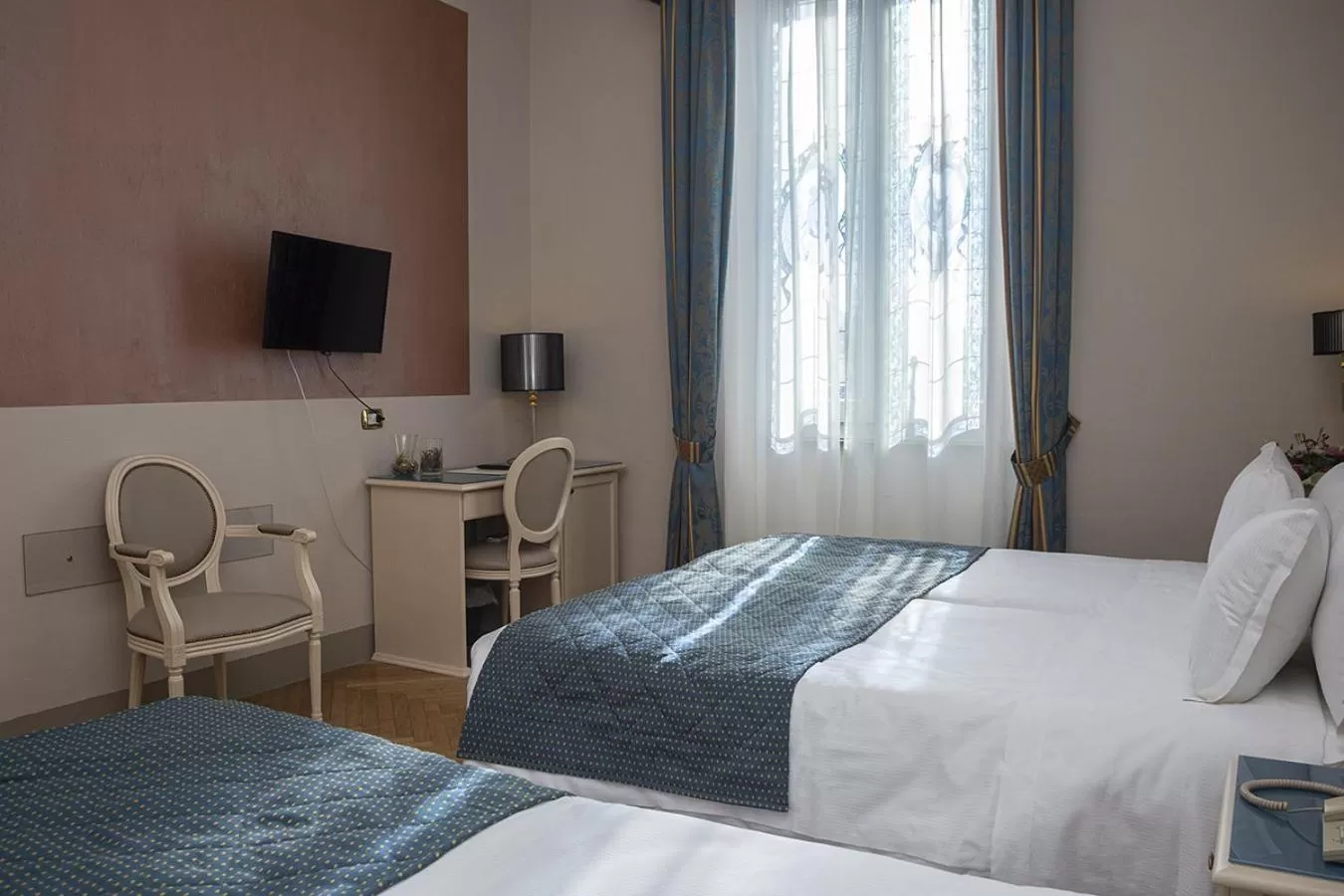 Street view, Bed in Hotel Donatello