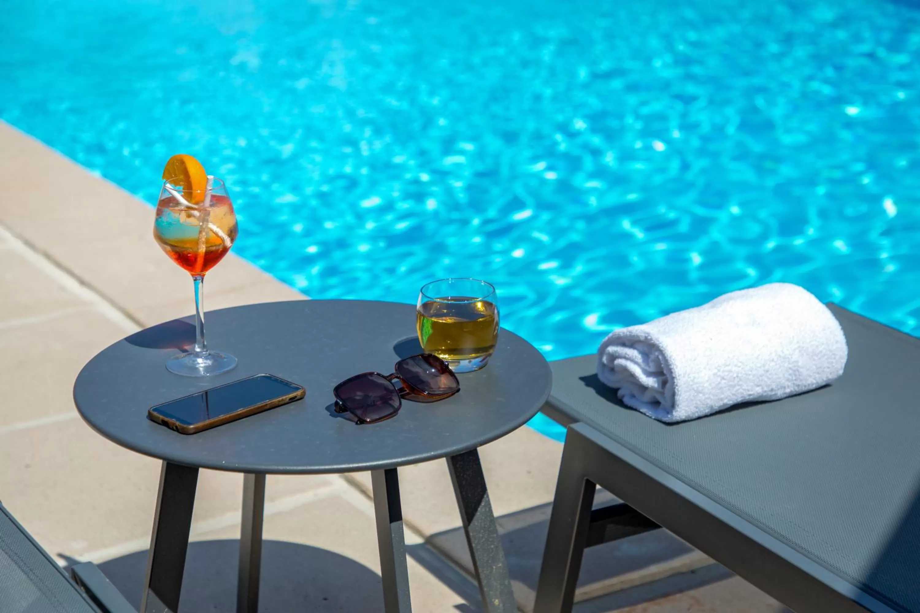 Swimming pool in KYRIAD MARSEILLE EST - Aubagne Gémenos