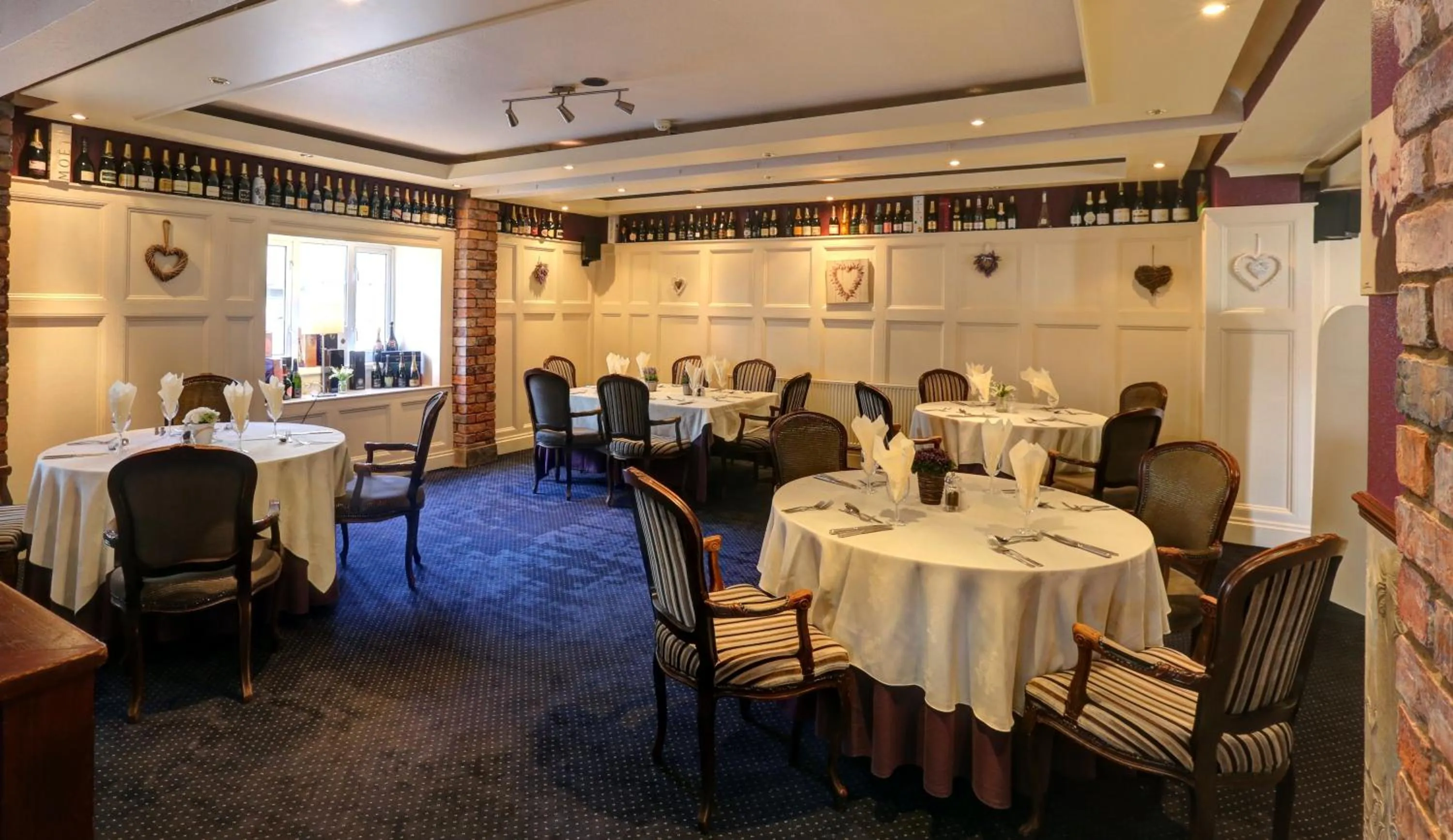 Restaurant/places to eat in Manor Court Hotel