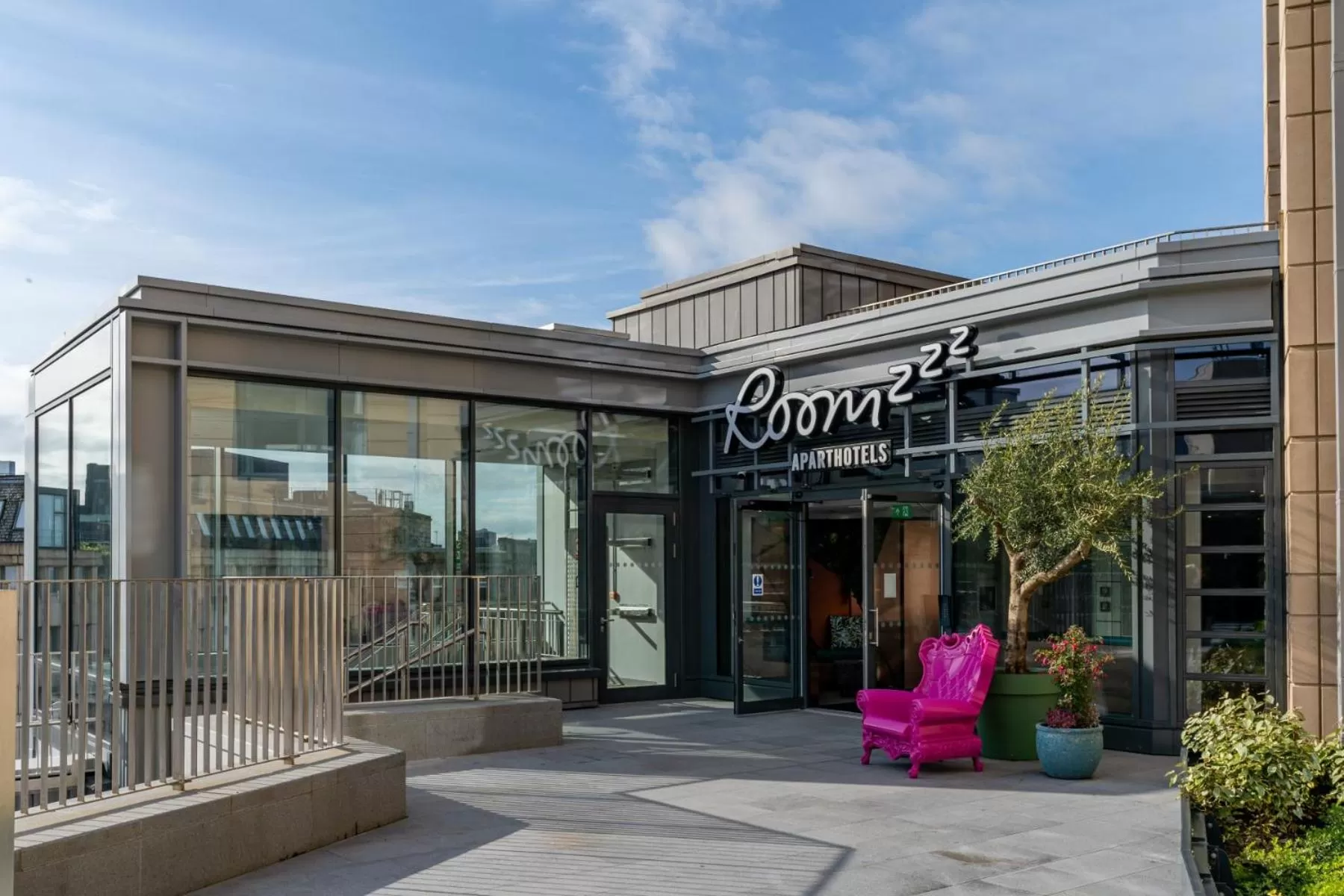 Property building in Roomzzz Edinburgh