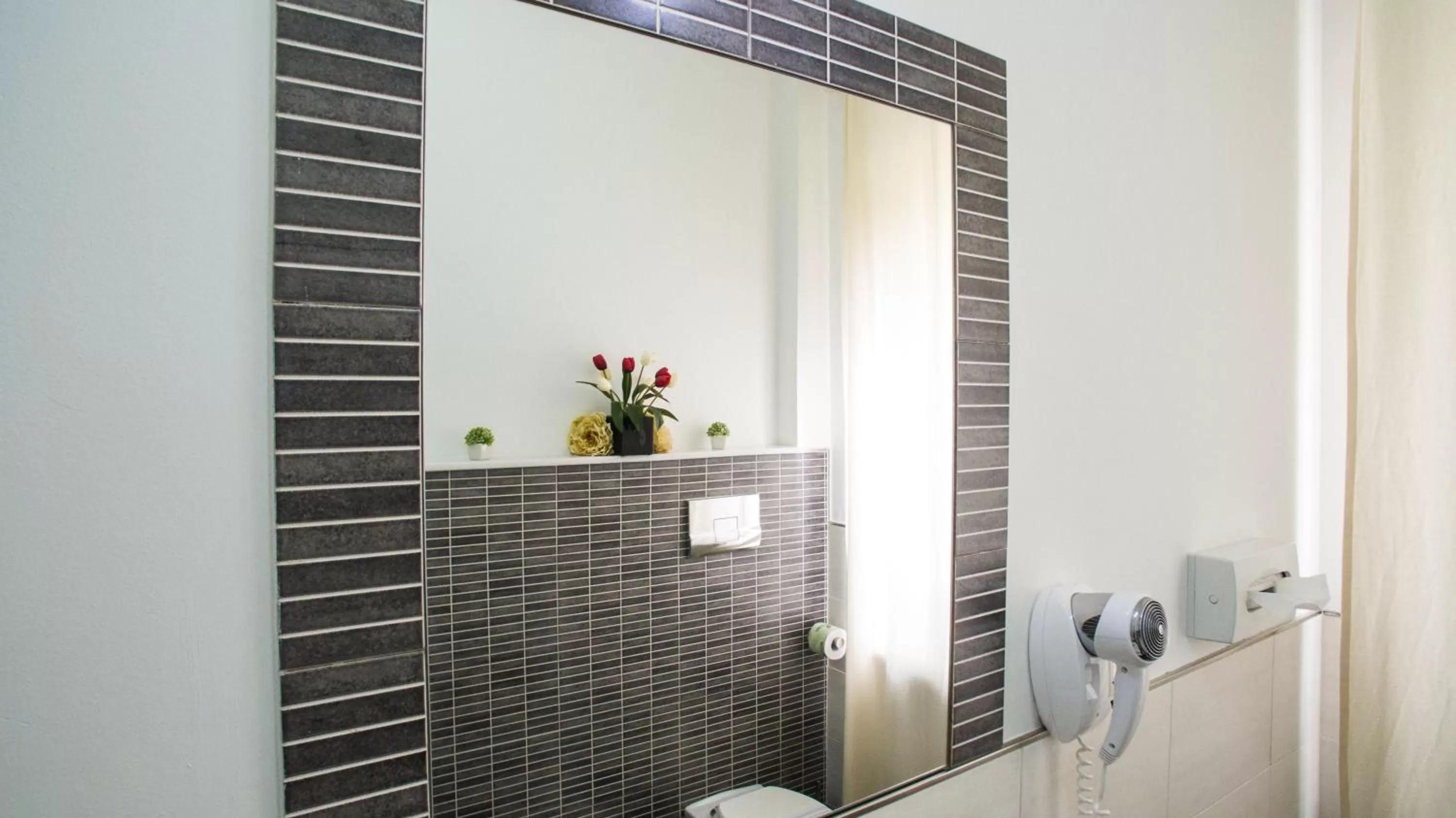 Property building, Bathroom in B&B Rosaly