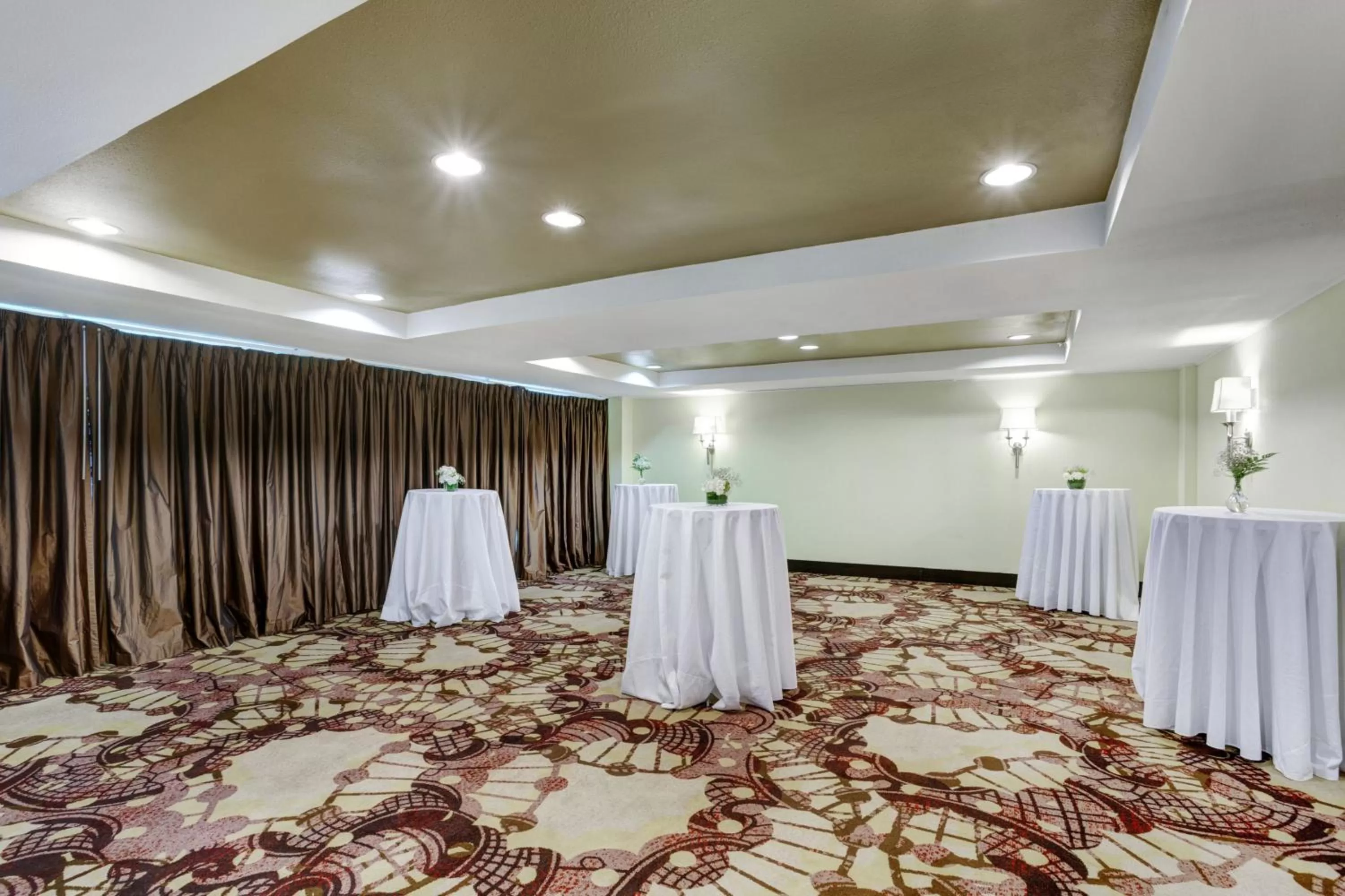 Meeting/conference room in Crowne Plaza Houston Galleria Area by IHG