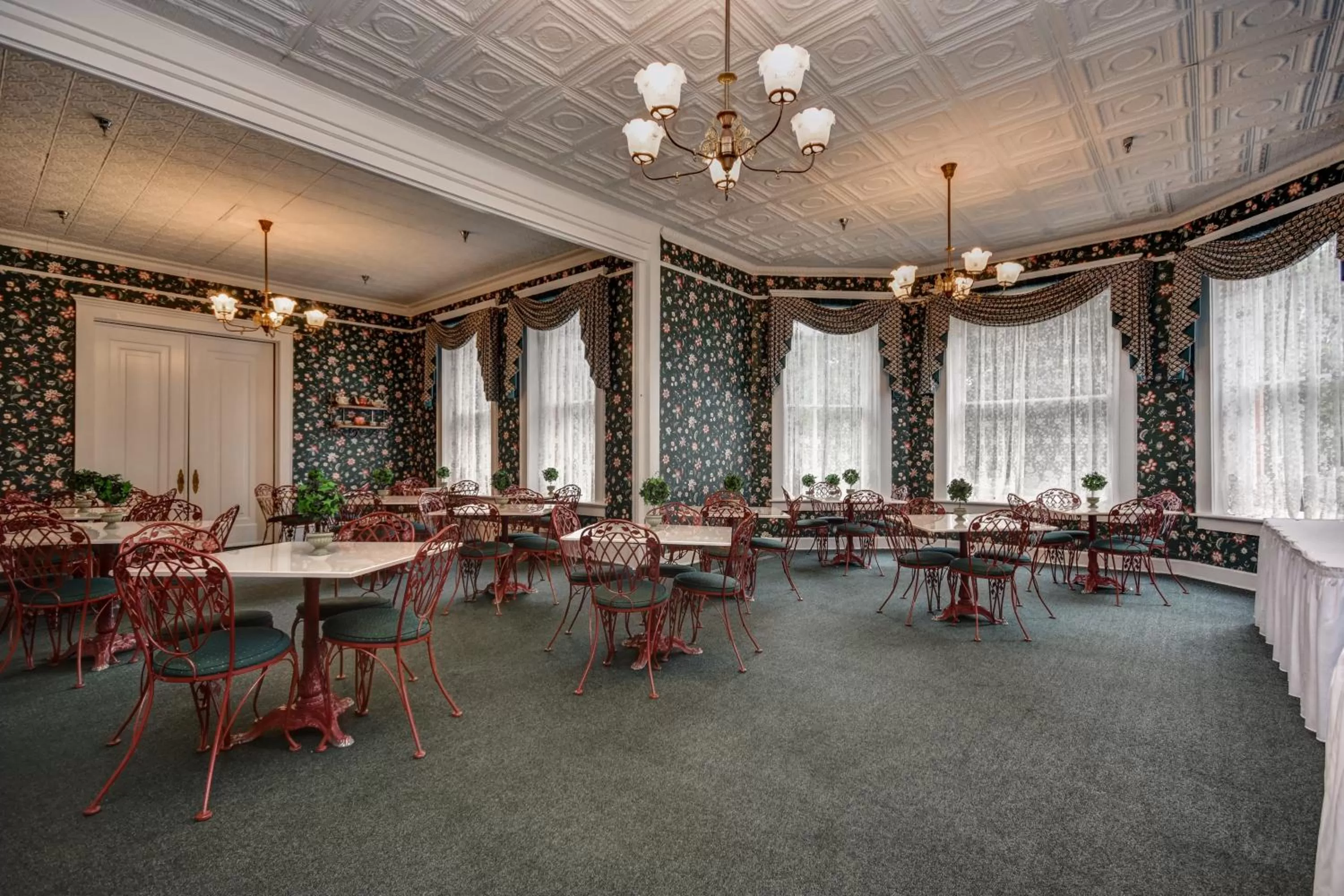 Restaurant/places to eat in The Mansion at Elfindale