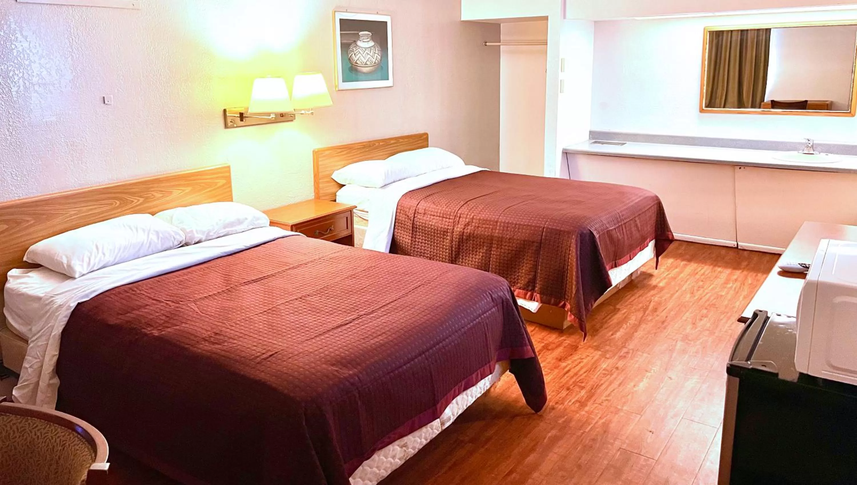 Bed in Thunderbird Motel Hillsboro