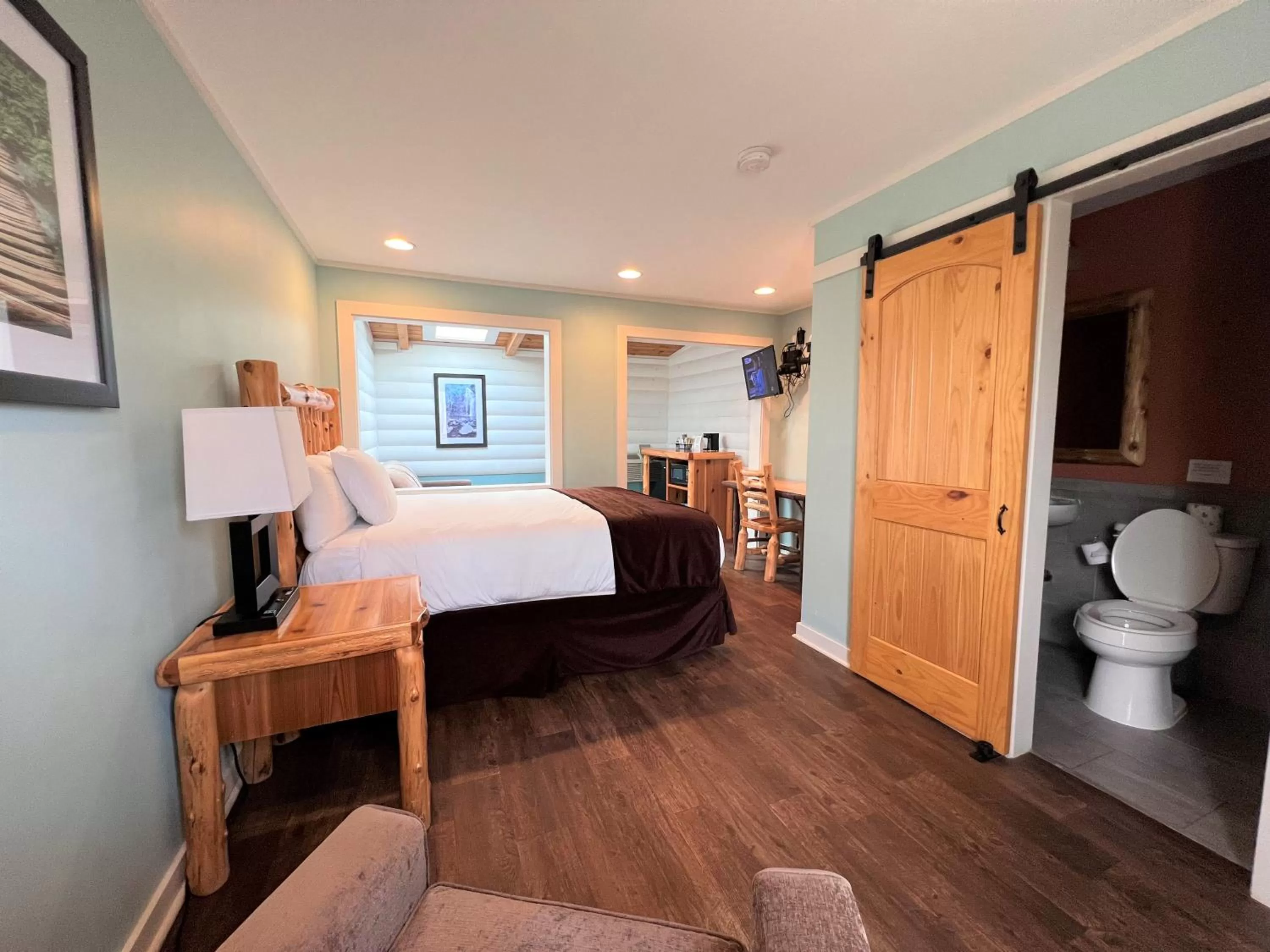 Photo of the whole room, Bed in Mountain Top Inn and Resort