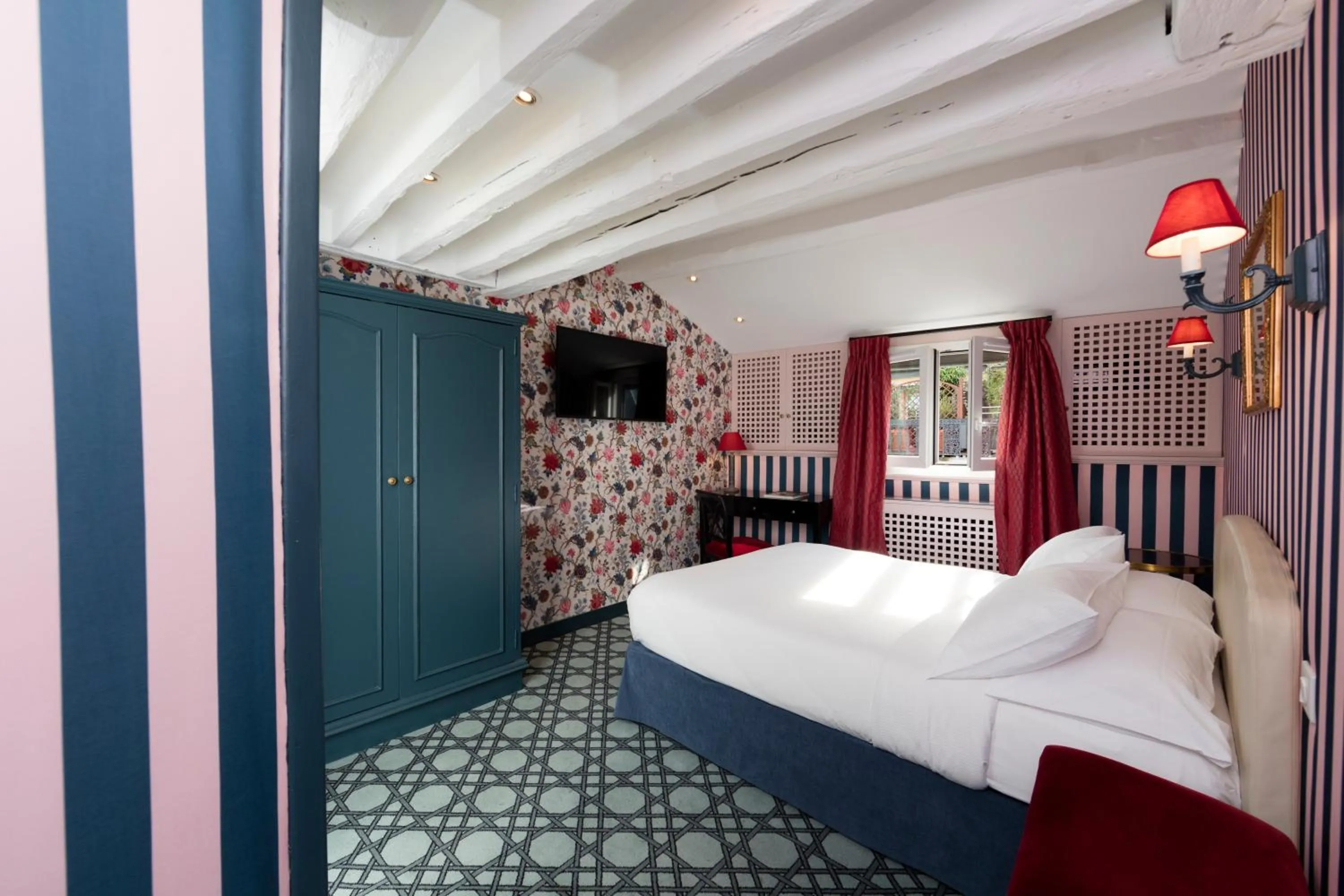 Photo of the whole room, Bed in Hôtel Saint Germain