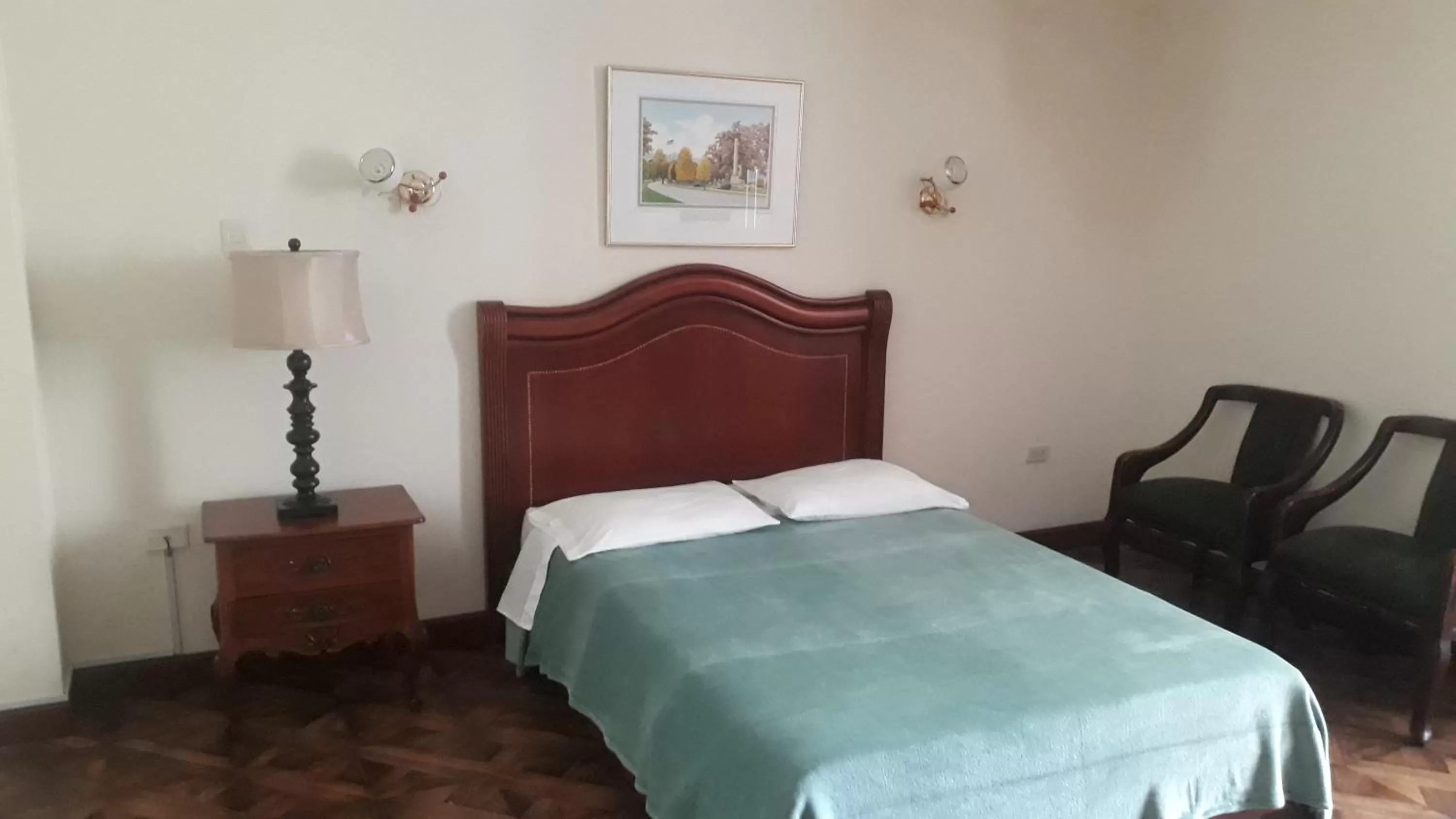 Photo of the whole room, Bed in El Cardenal Hotel