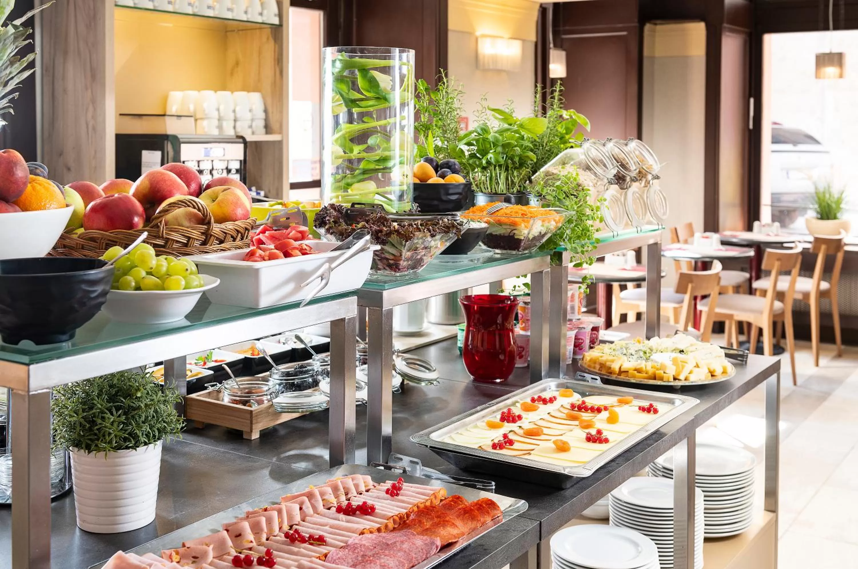 Restaurant/places to eat in Three Corners Hotel Art