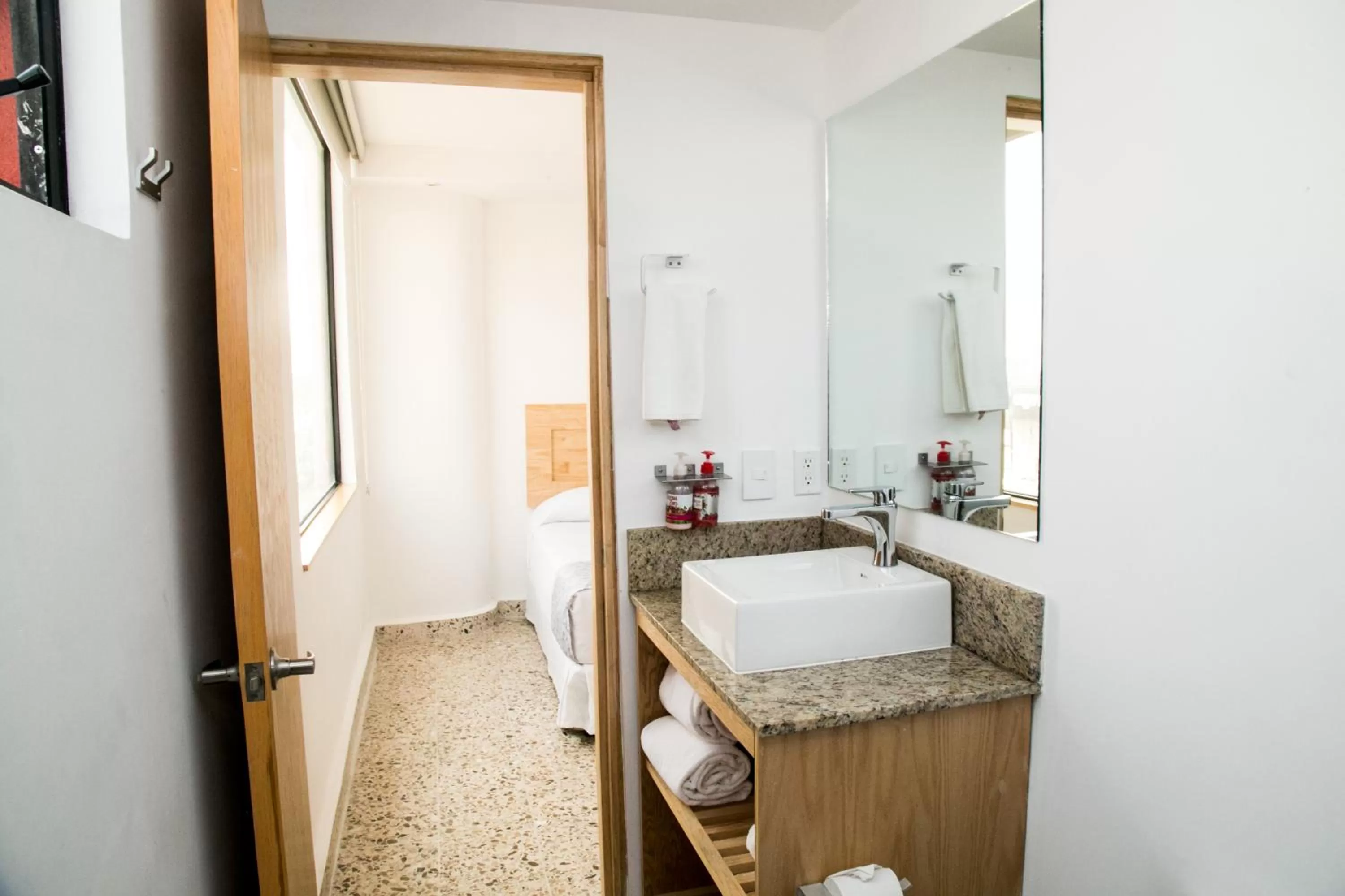 Bathroom, Bed in Booking 500