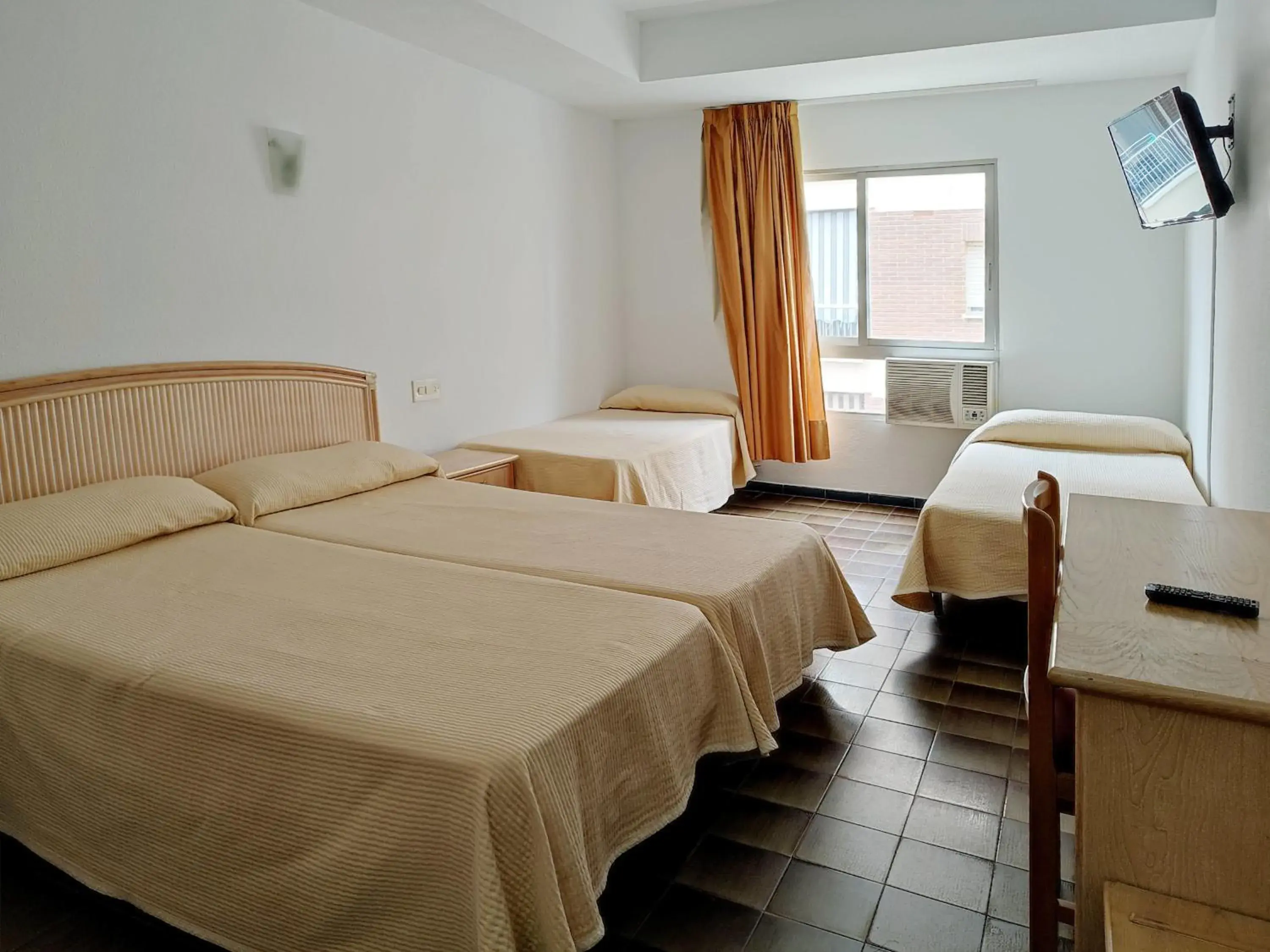 Quadruple Room in Hotel Porto Quadruple Room in Hotel Porto