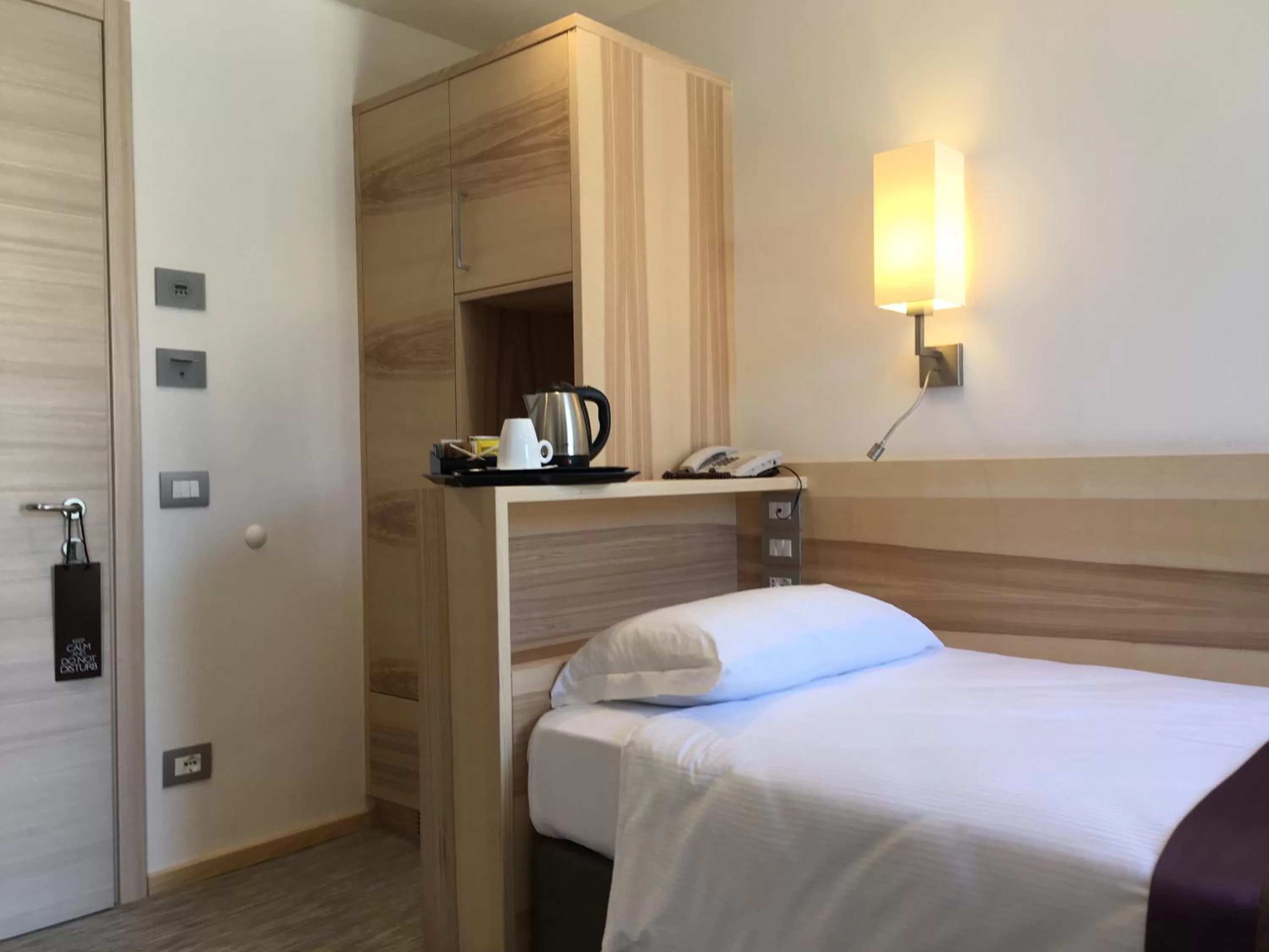 Coffee/tea facilities, Bed in Hotel Garden