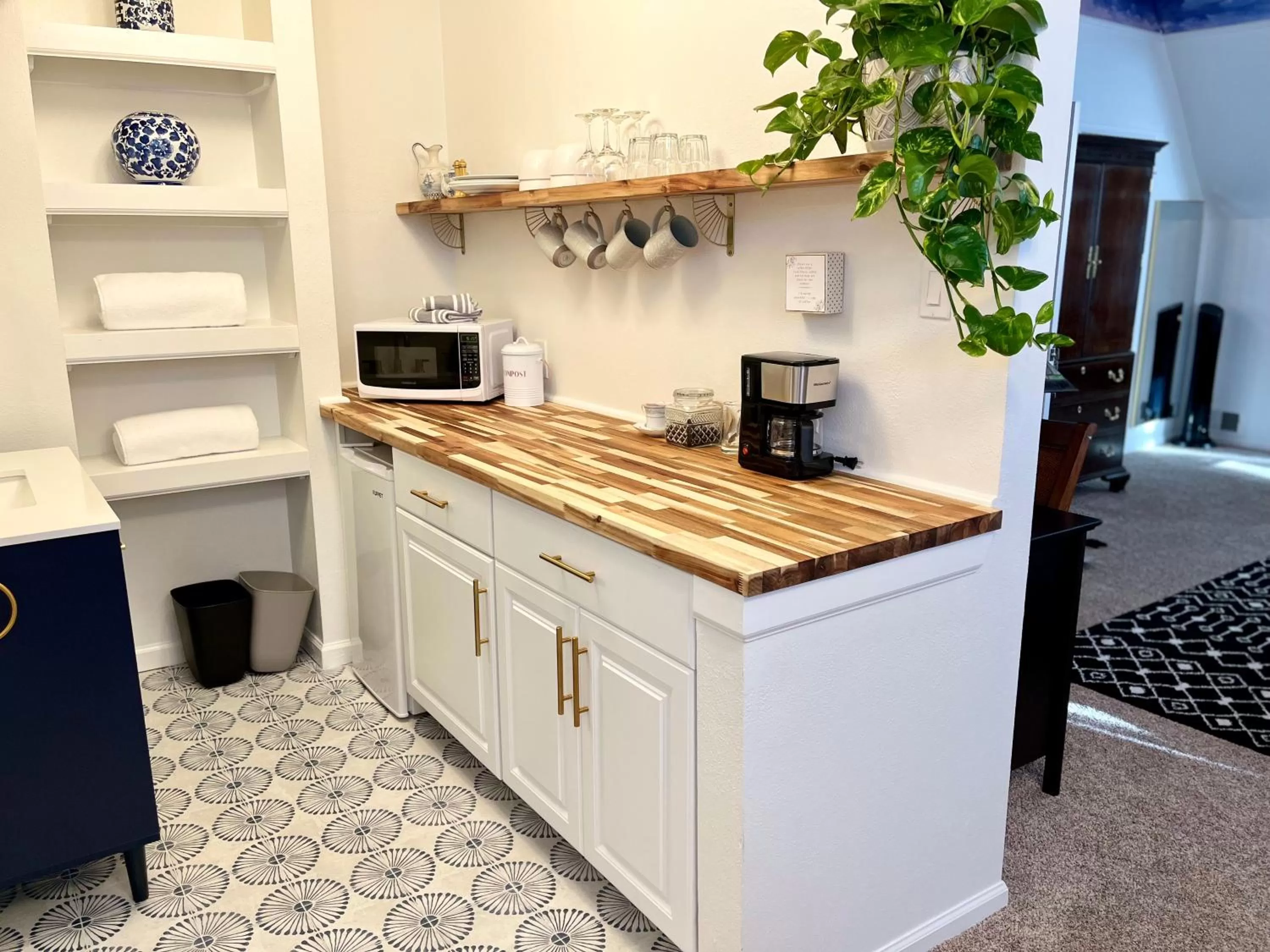 Coffee/tea facilities in Flora House Denver