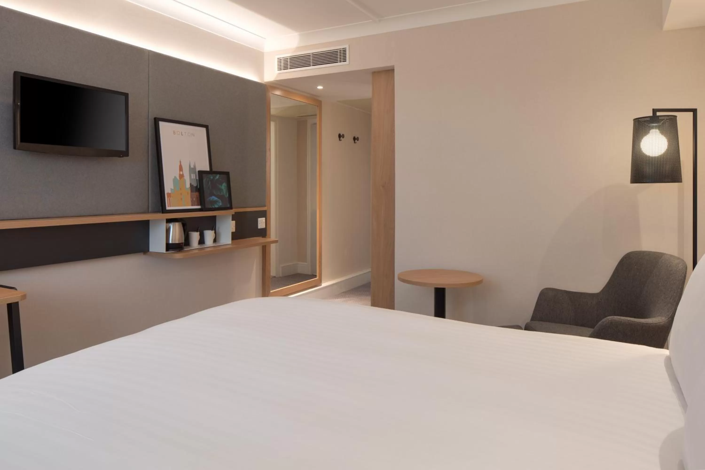 Photo of the whole room, Bed in Holiday Inn Bolton Centre by IHG