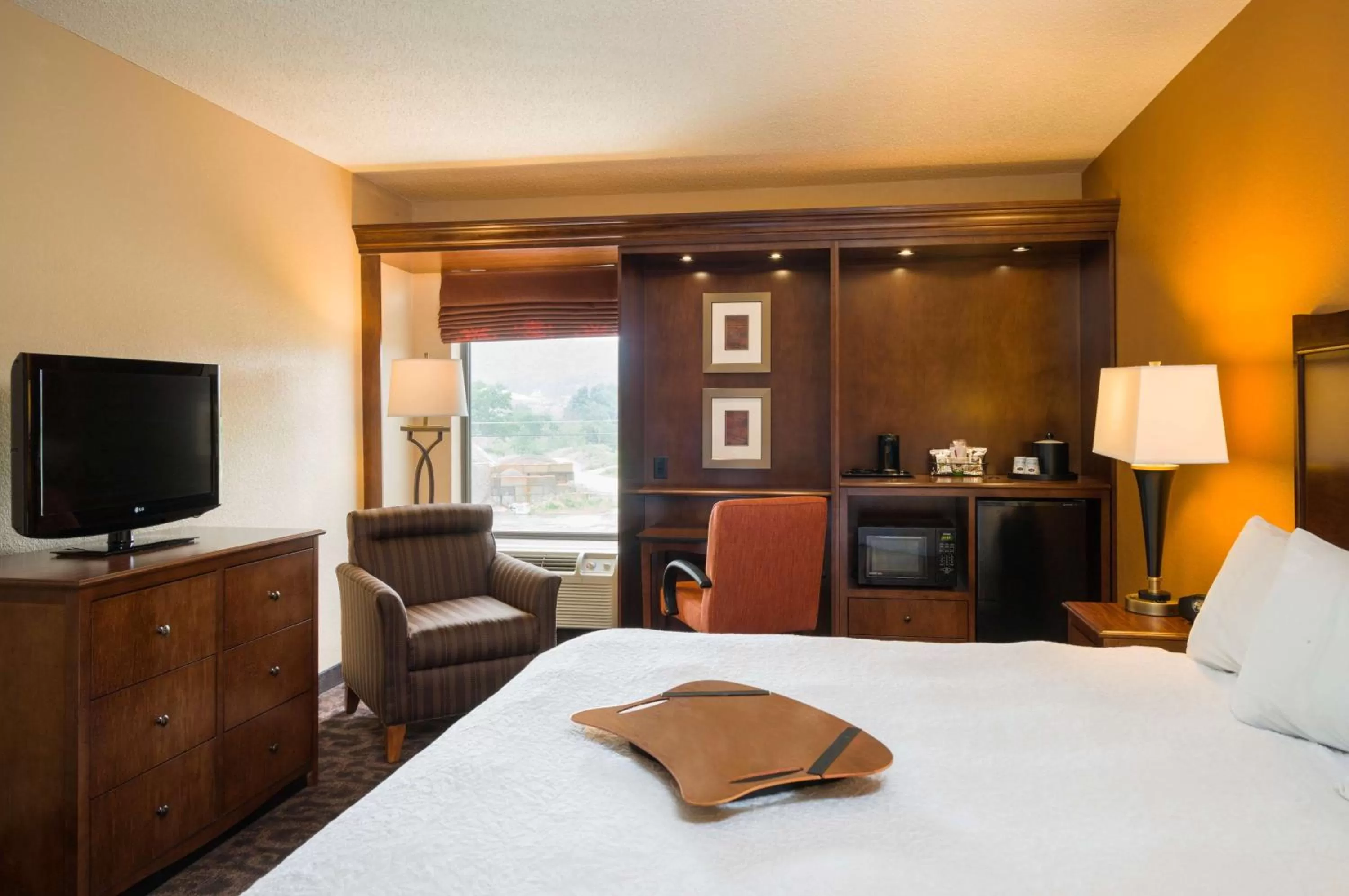 Bedroom, Bed in Hampton Inn Danville