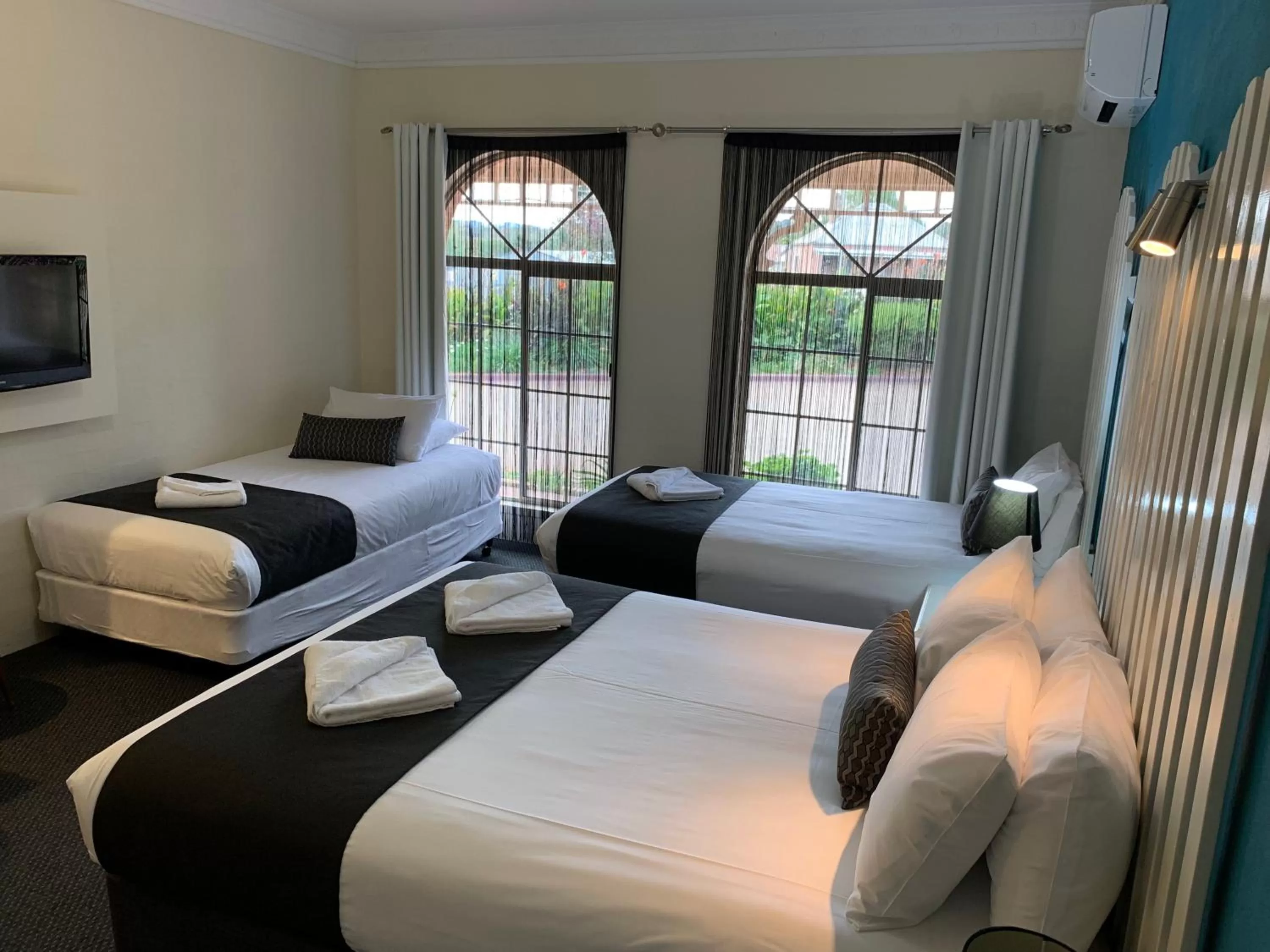 Bedroom, Bed in Heritage Motor Inn Goulburn