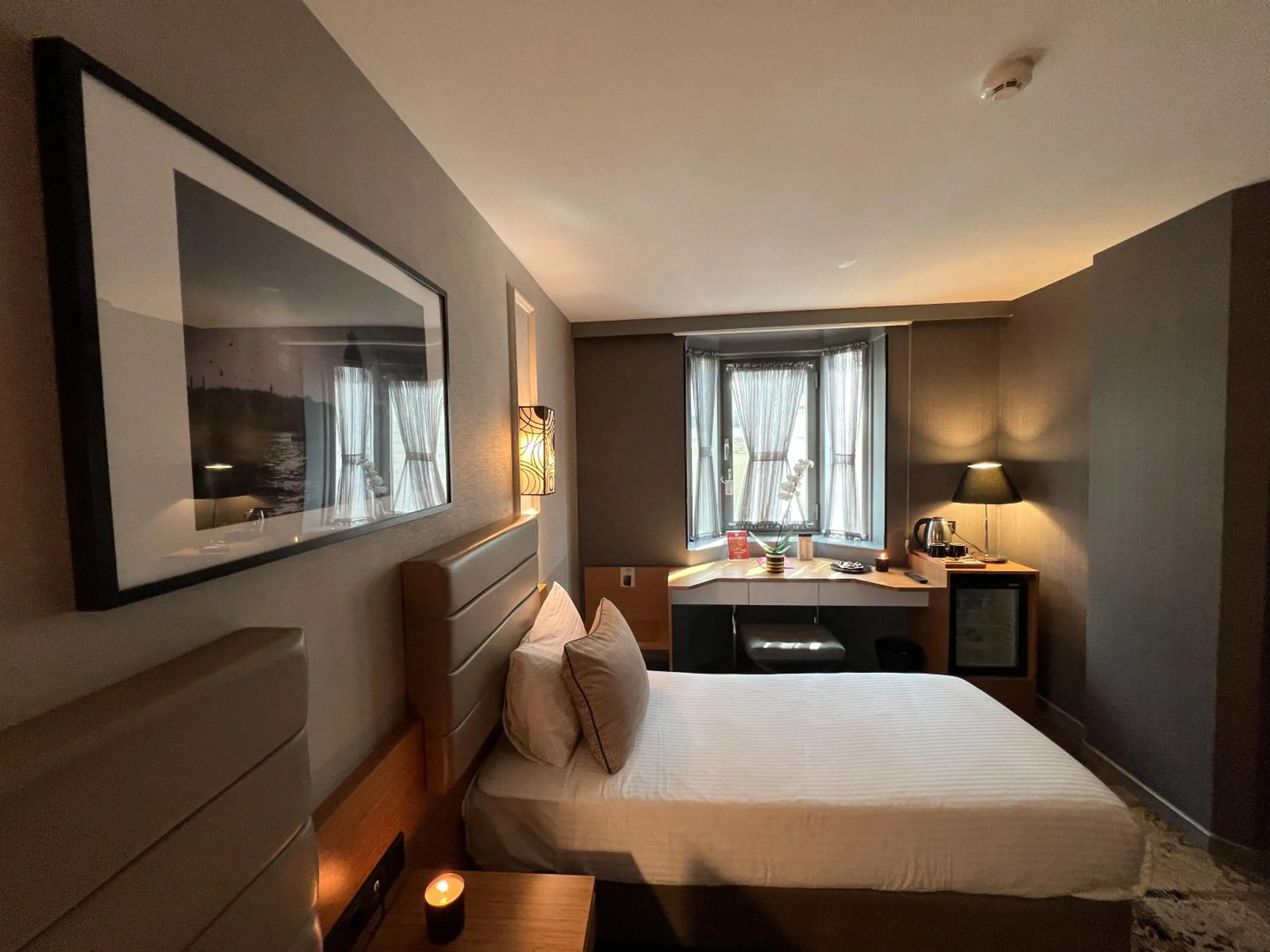 Photo of the whole room, Bed in All Seasons Hotel