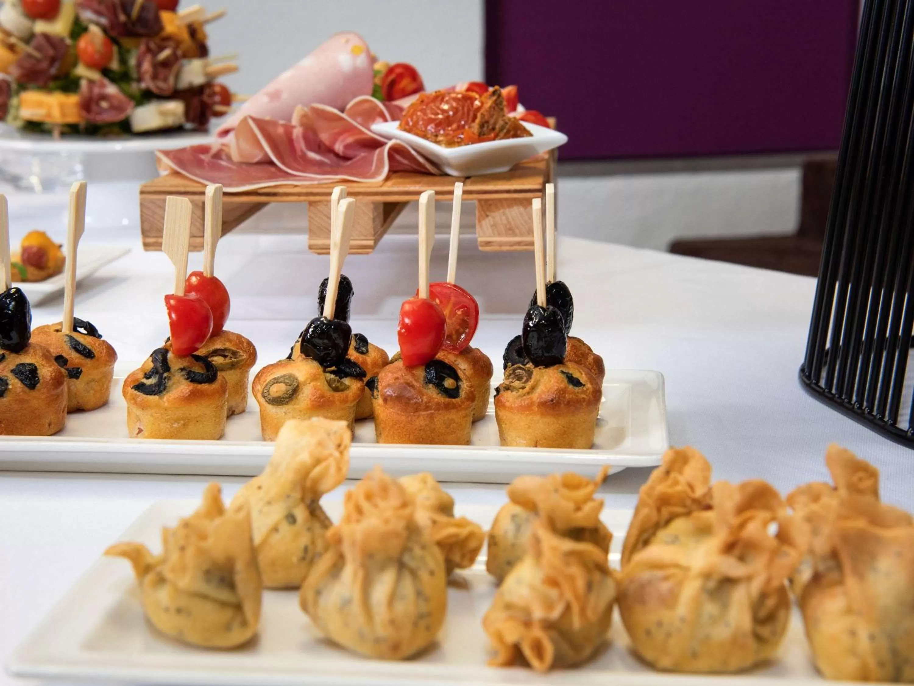 Restaurant/places to eat in Mercure Lyon Charbonnières