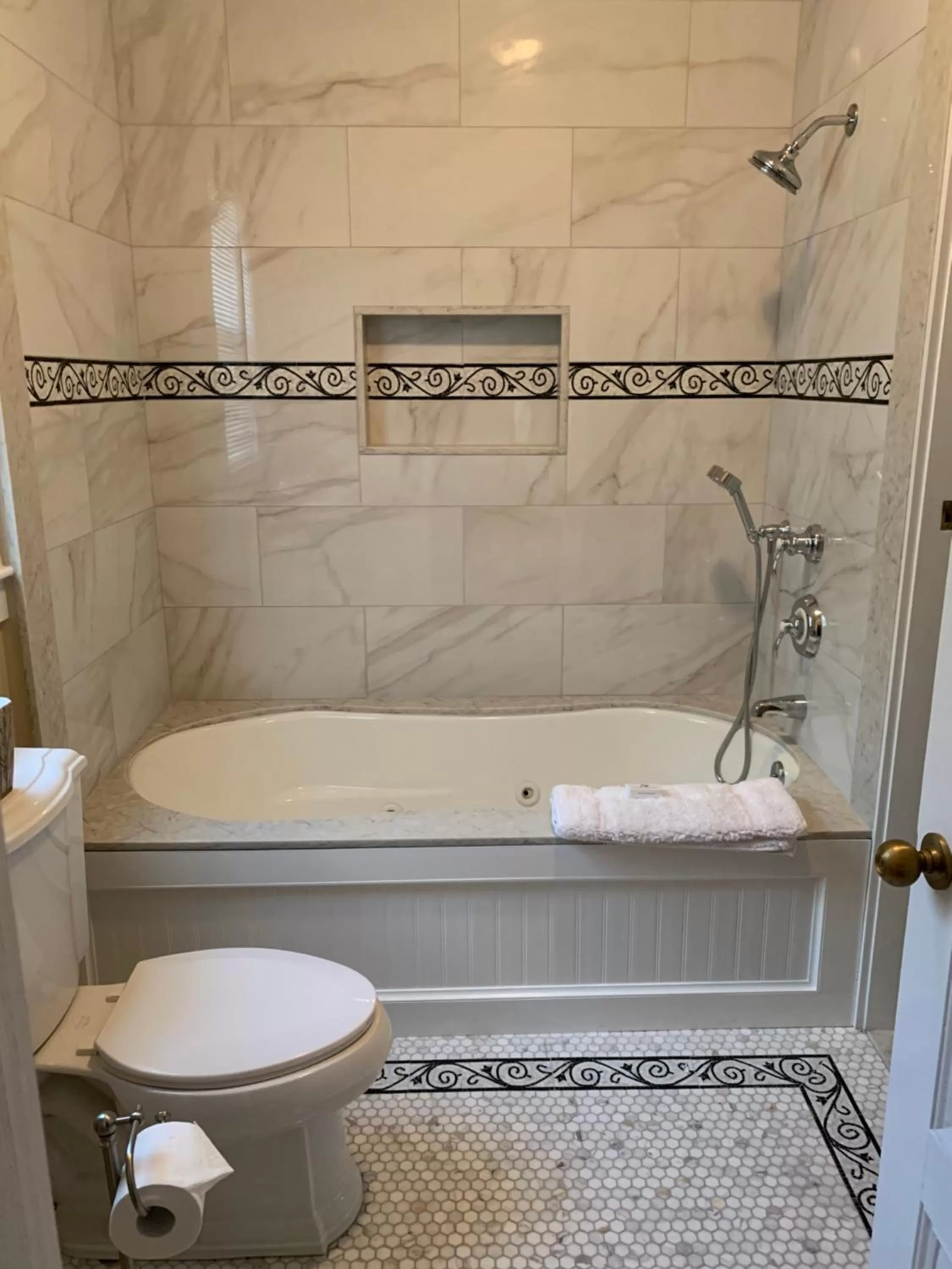 Bathroom in Almondy Inn Bed & Breakfast