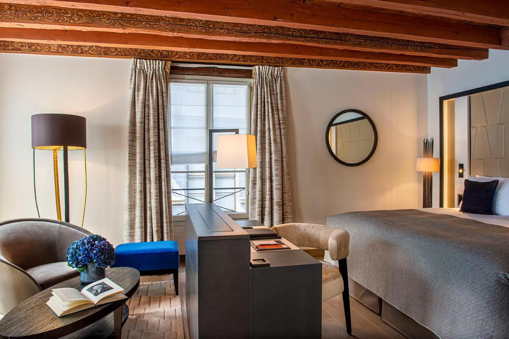 Living room, Bed in Hôtel Les Armures
