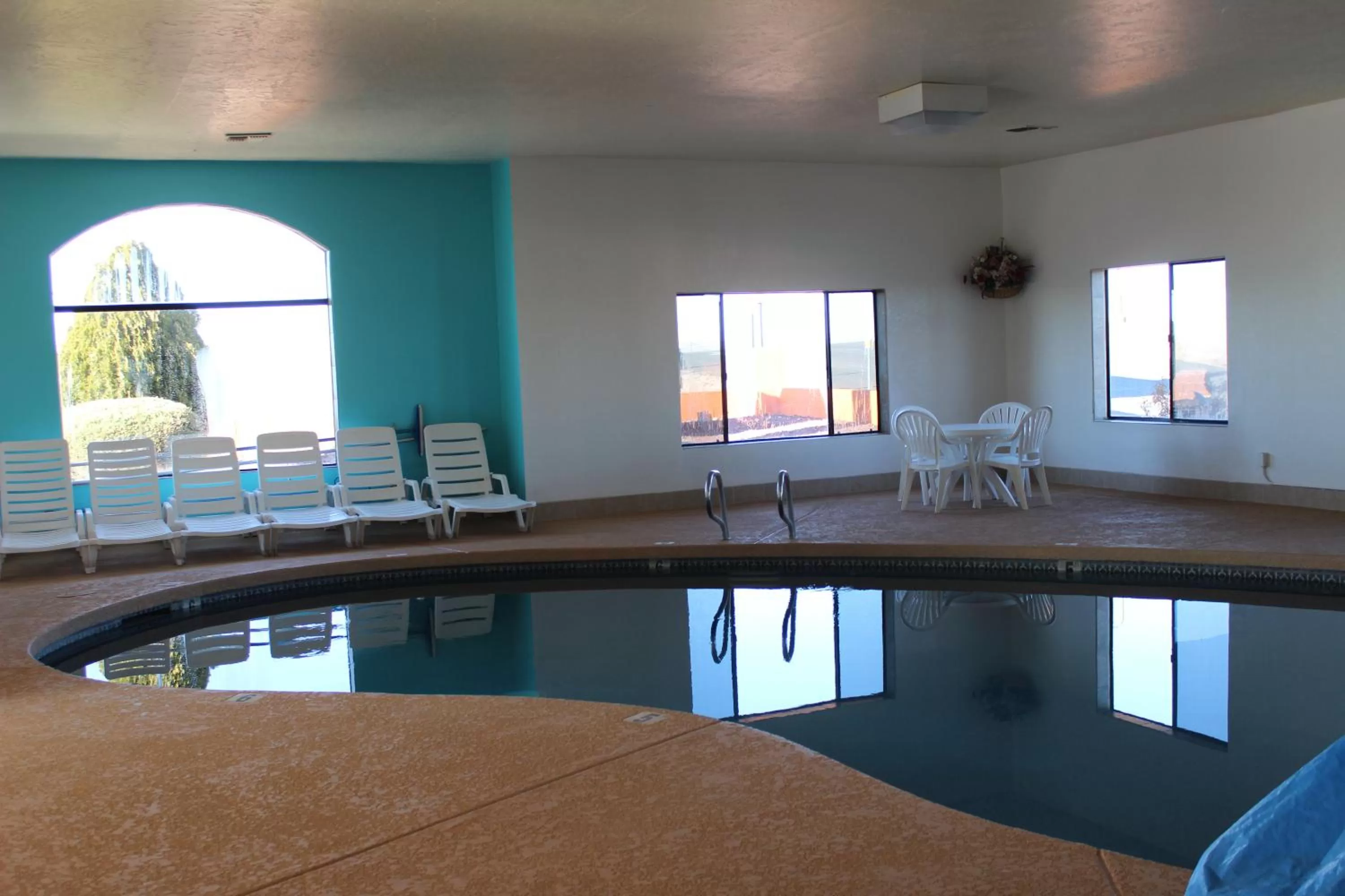 Swimming pool in Howard Johnson by Wyndham Holbrook