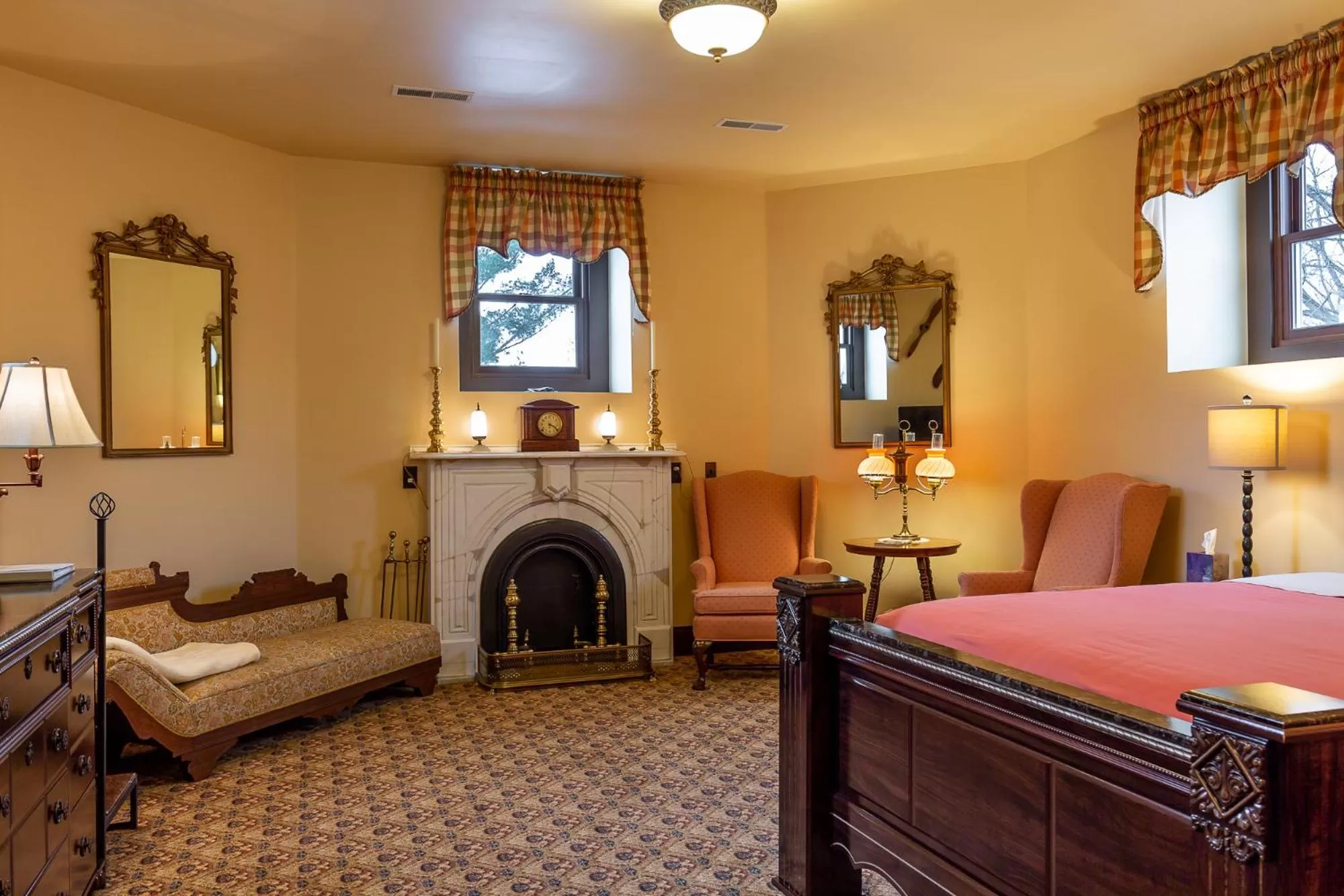 Seating area, Bed in Steele Mansion Inn & Gathering Hub