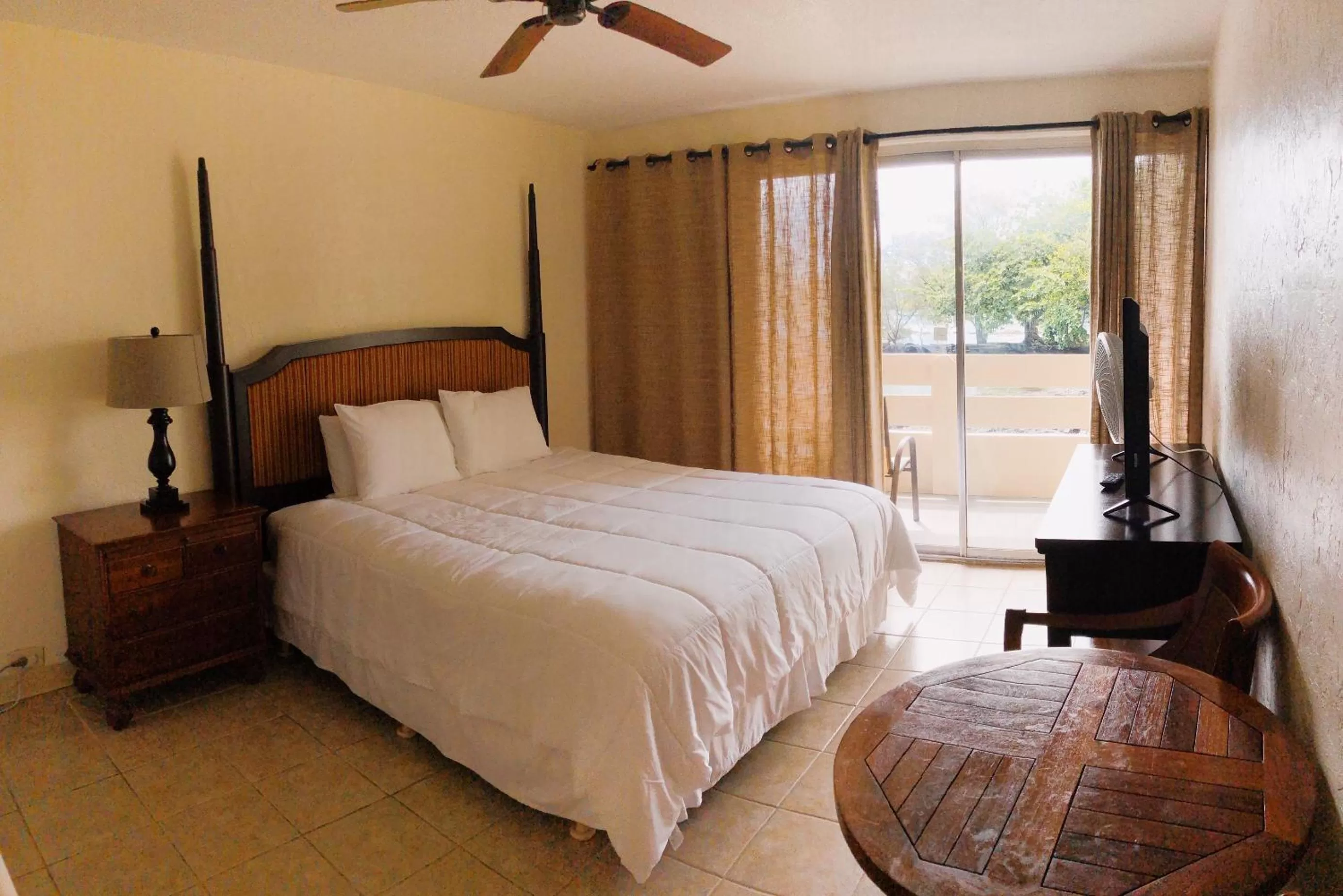 Bed in Hilo Reeds Bay Hotel