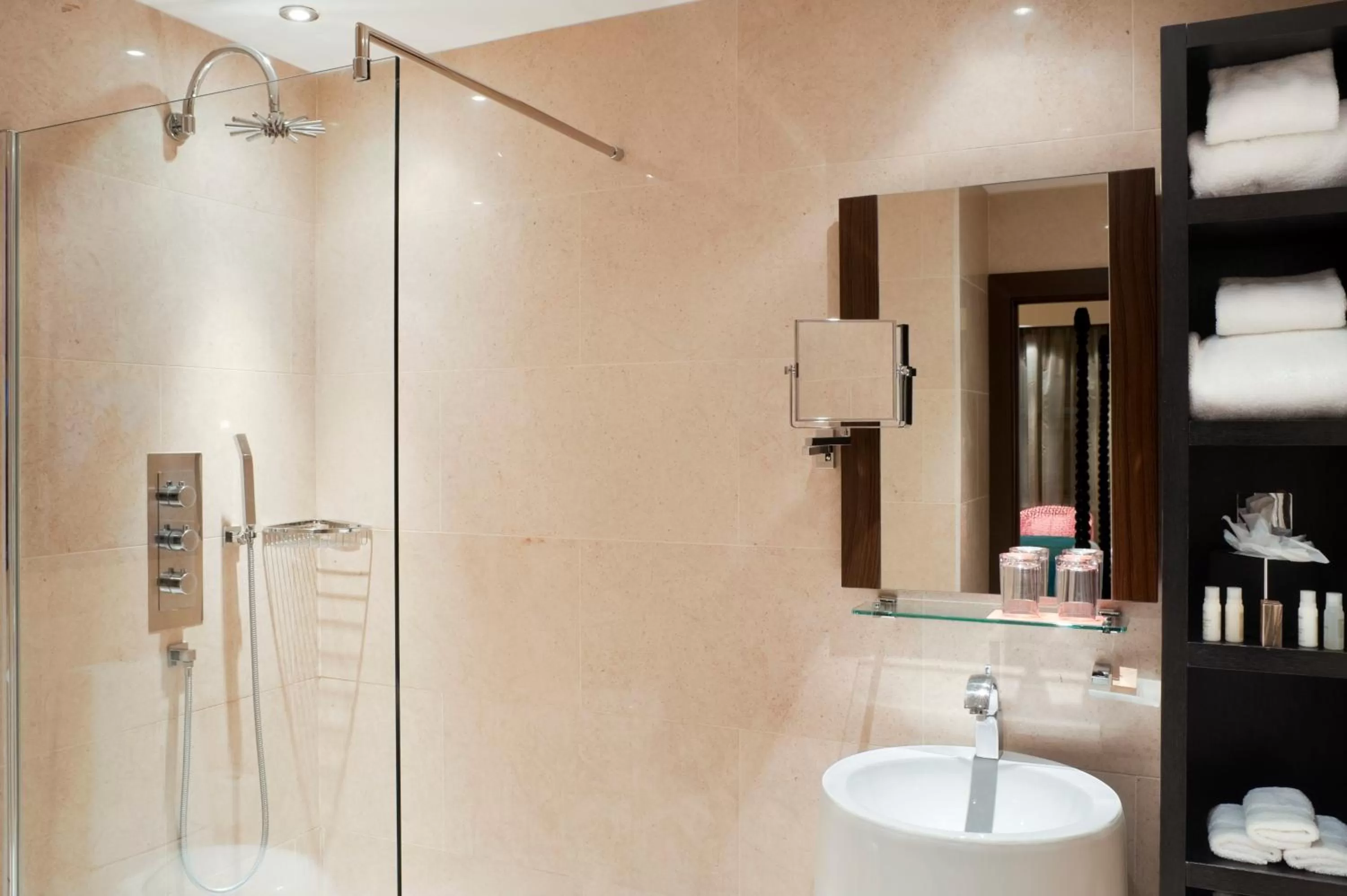 Bathroom in Hotel Indigo London Tower Hill by IHG