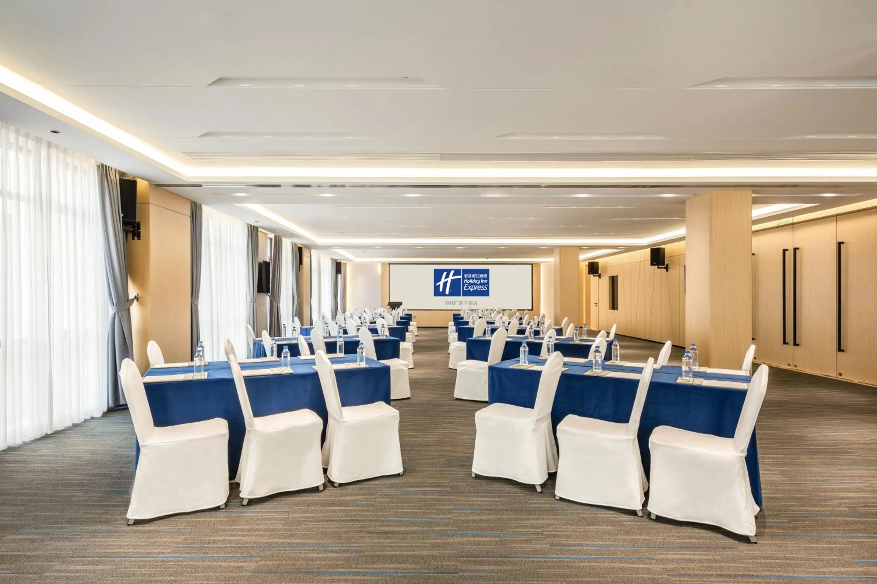 Meeting/conference room in Holiday Inn Express Jinjiang Anhai by IHG