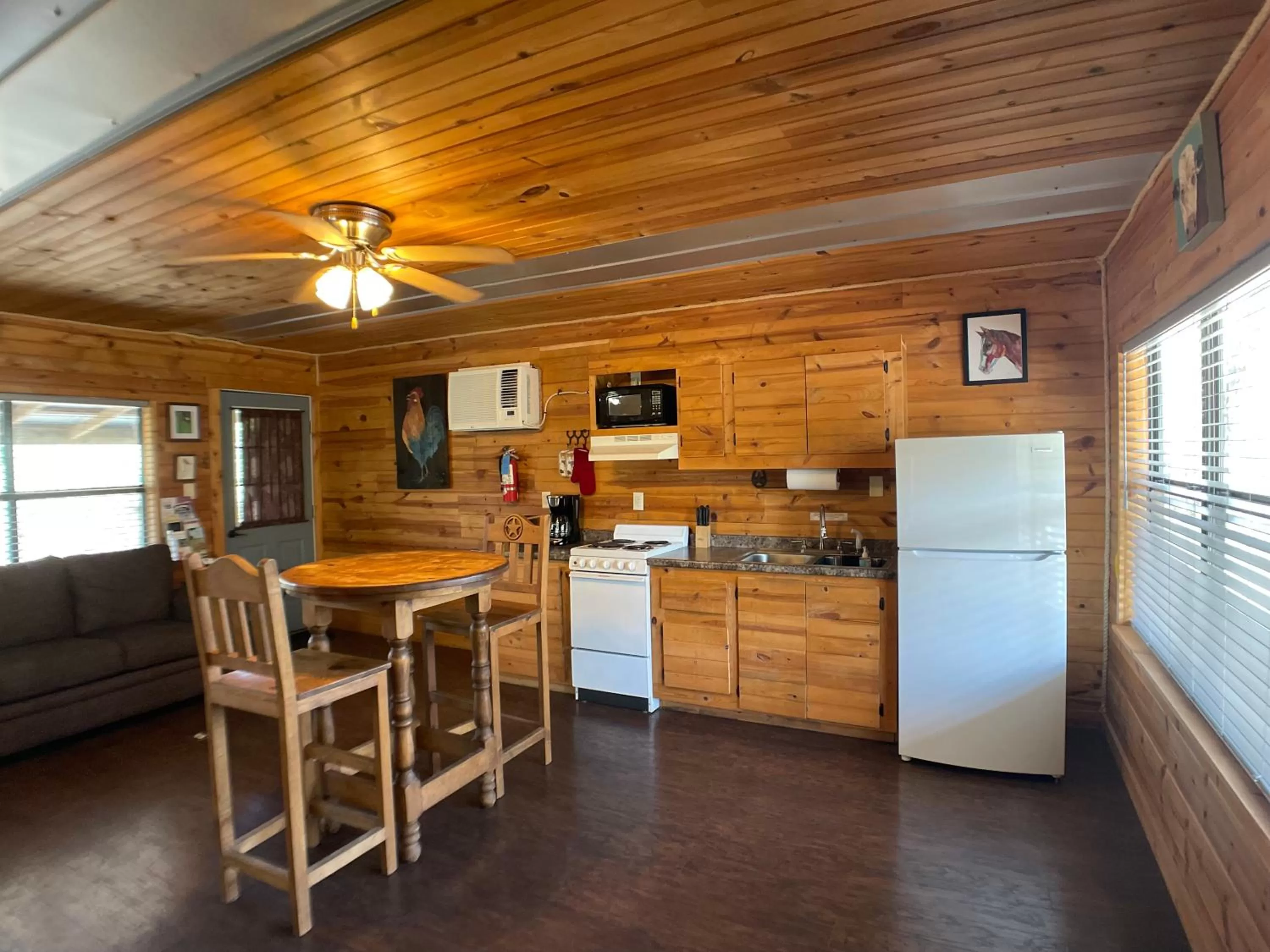 Dining area in Walnut Canyon Cabins
