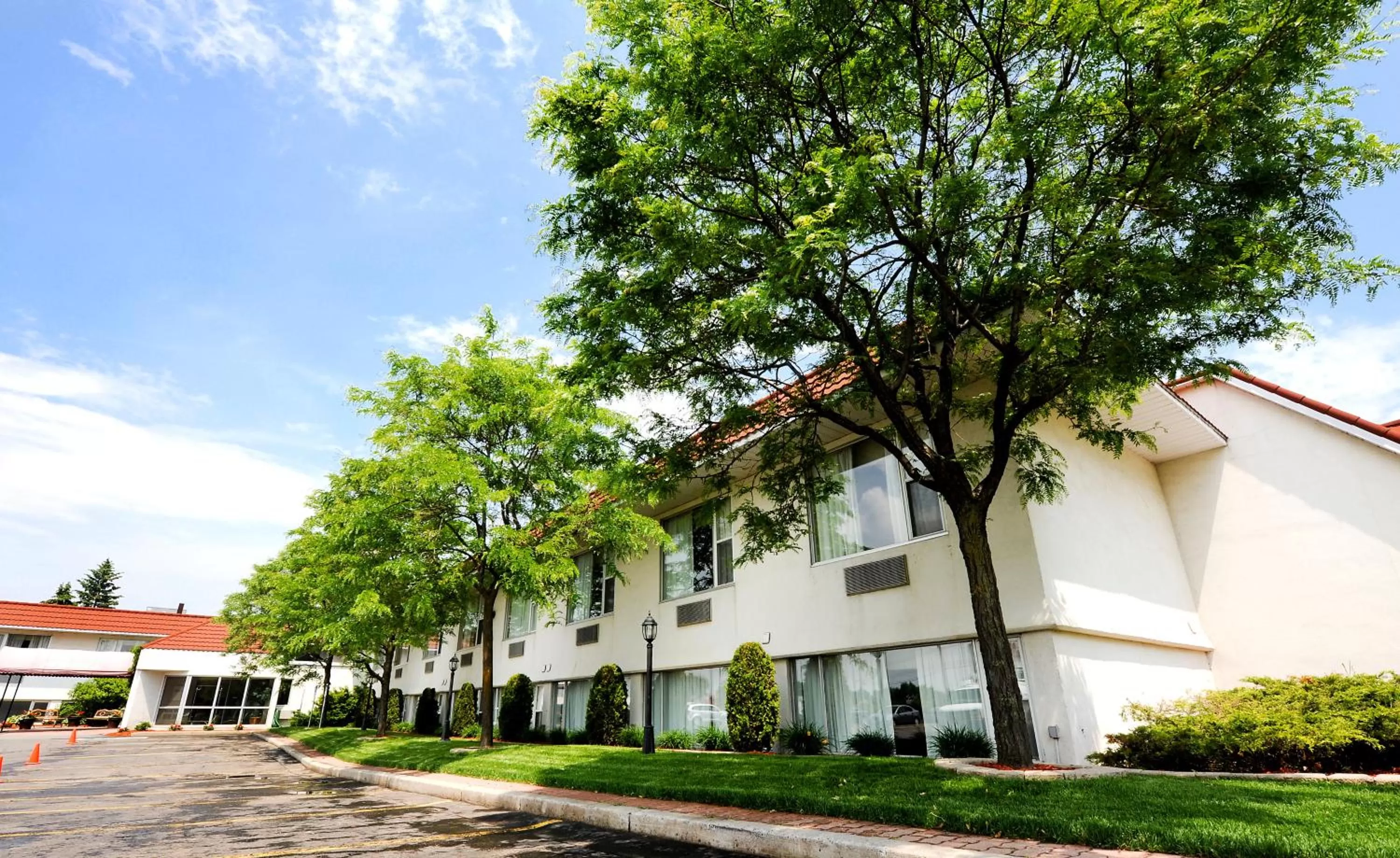 Facade/entrance in Adam's Airport Inn