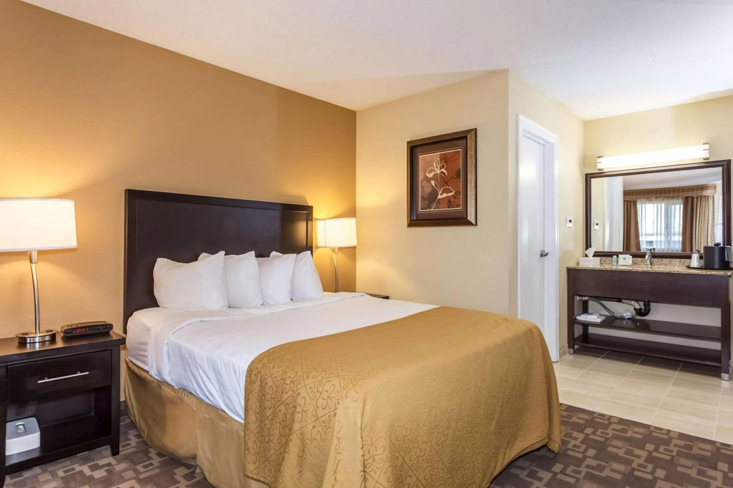 Photo of the whole room, Bed in Quality Inn Merritt