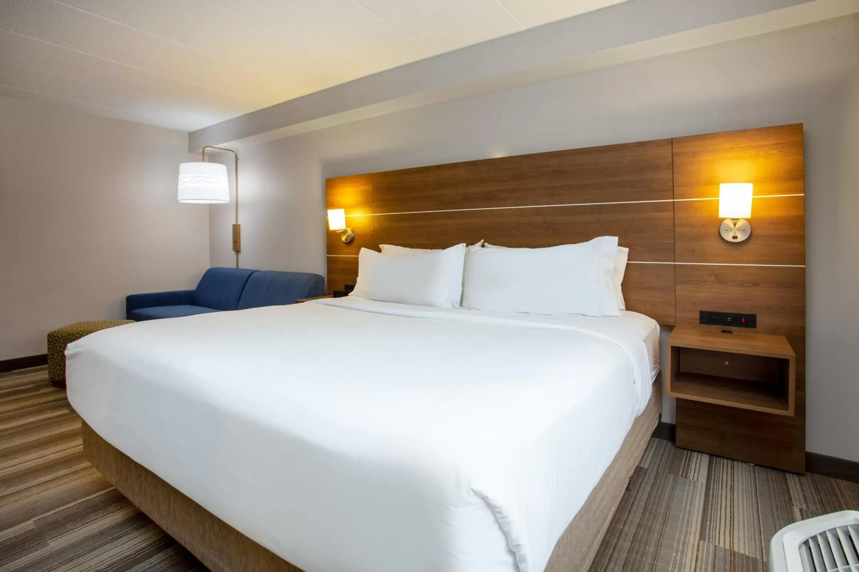 Standard King Room with Sofa Bed in Holiday Inn Express Hotel & Suites Fort Wayne by IHG Standard King Room with Sofa Bed in Holiday Inn Express Hotel & Suites Fort Wayne by IHG