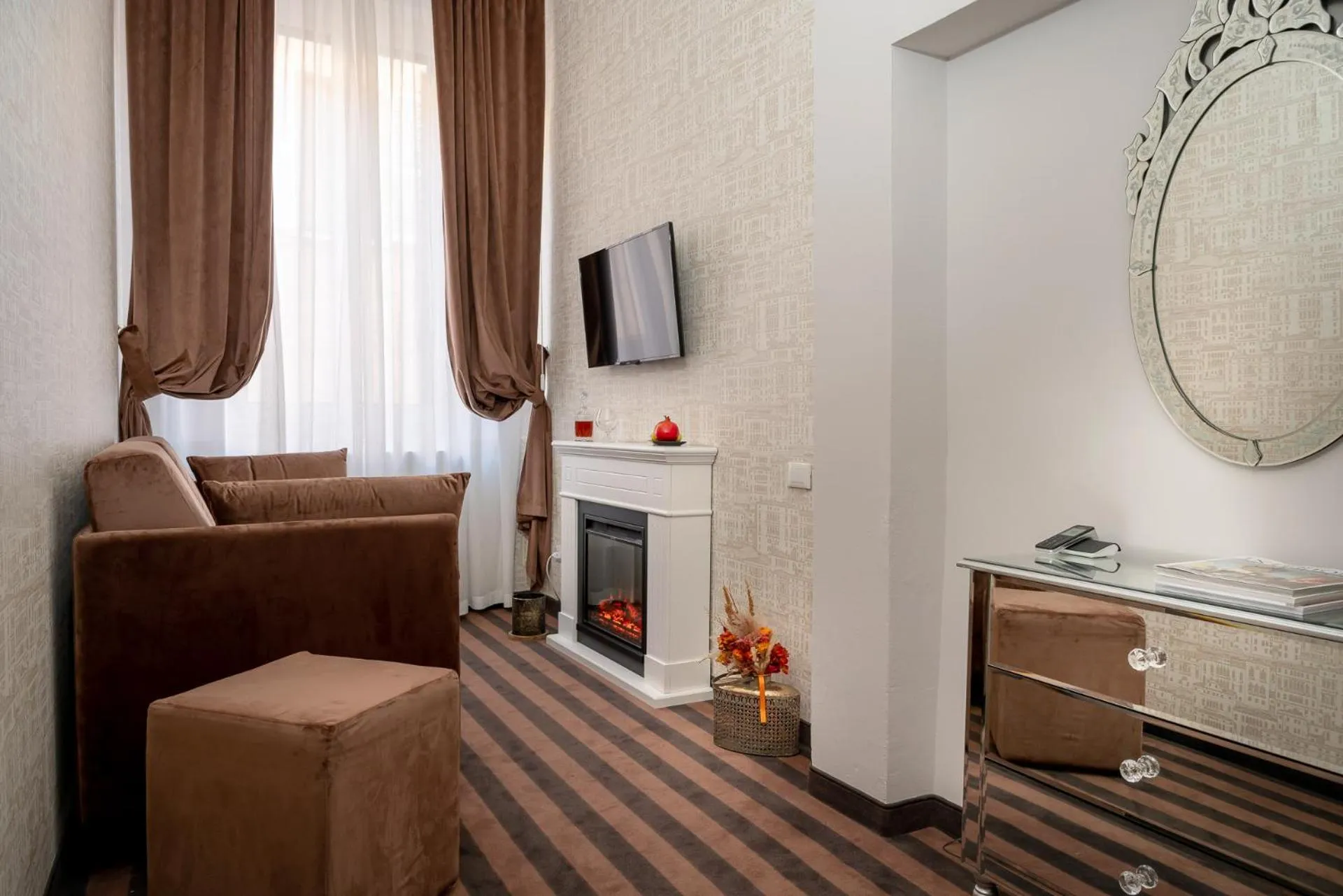 Communal lounge/ TV room in Albergo Rossini 1936 Small & Charming