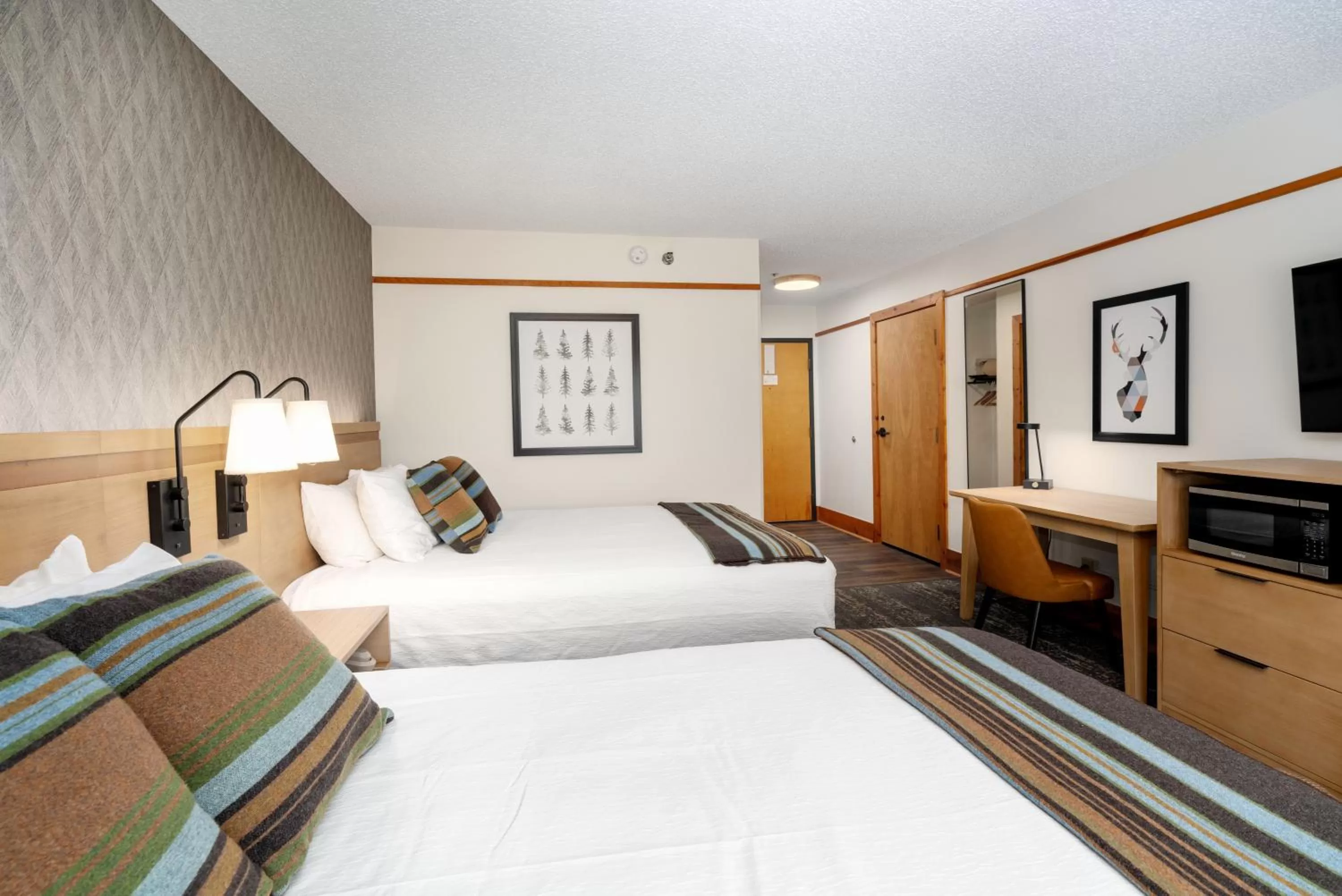 Photo of the whole room, Bed in Caribou Highlands Lodge