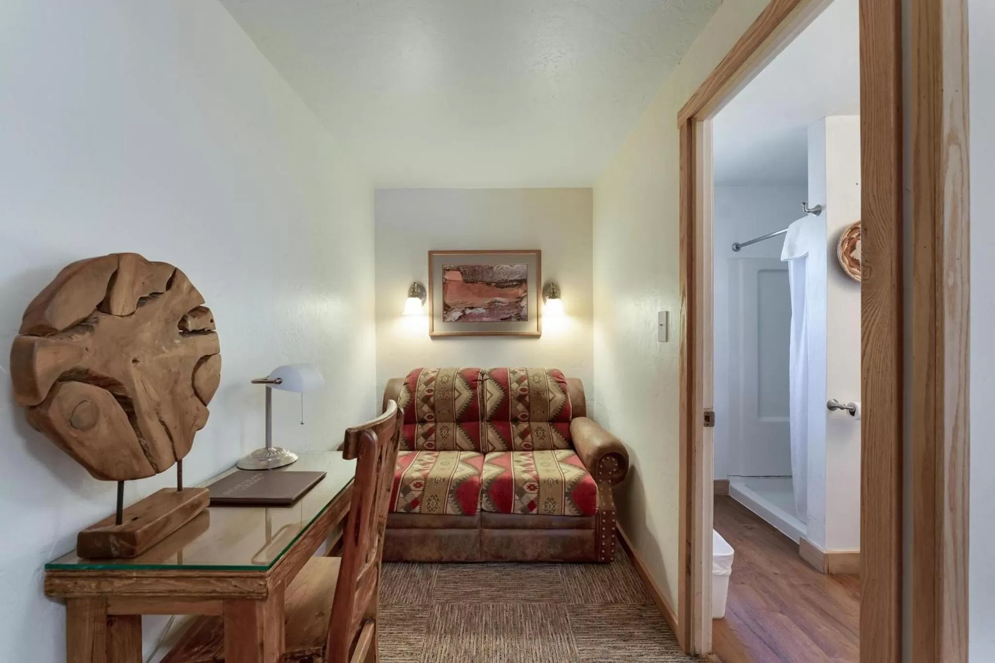 Seating area, Bed in Stone Lizard Lodge