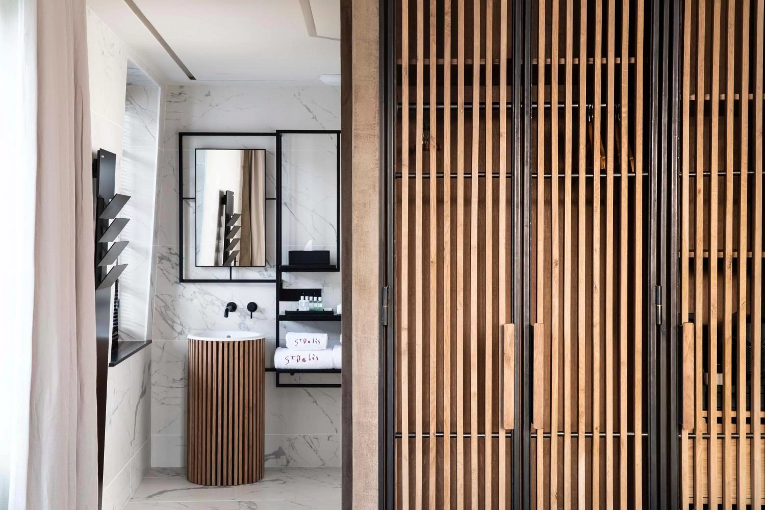 Shower in Hôtel Saint-Delis - La Maison du Peintre - Relais & Châteaux