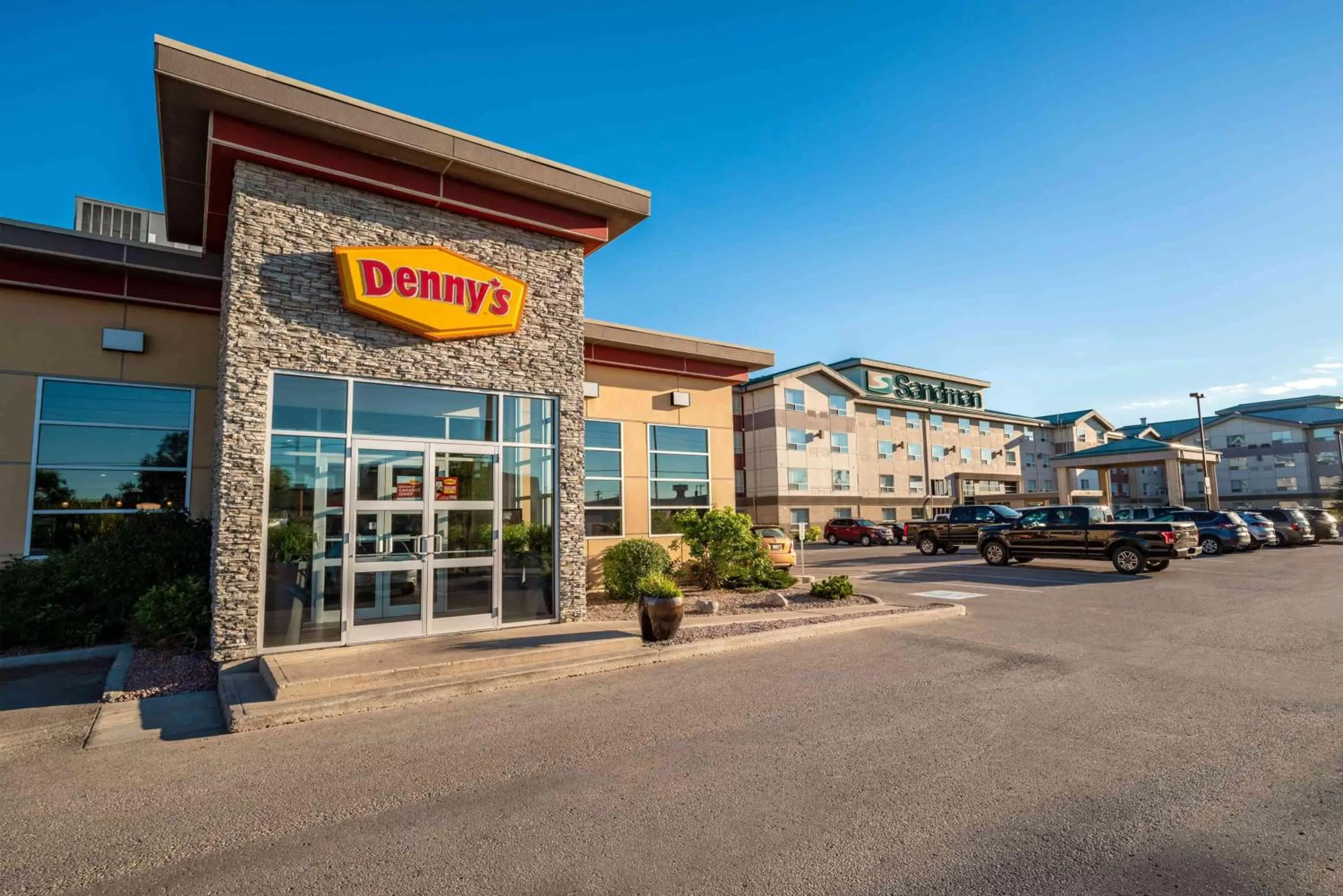 Restaurant/places to eat in Sandman Hotel & Suites Winnipeg Airport