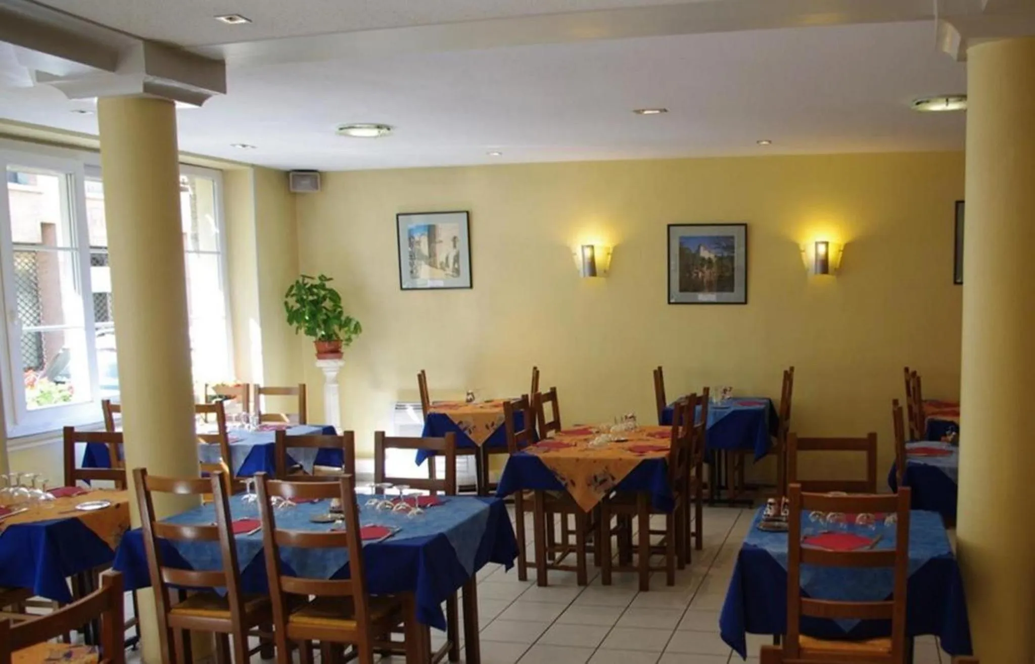 Restaurant/places to eat in Hotel de Bordeaux