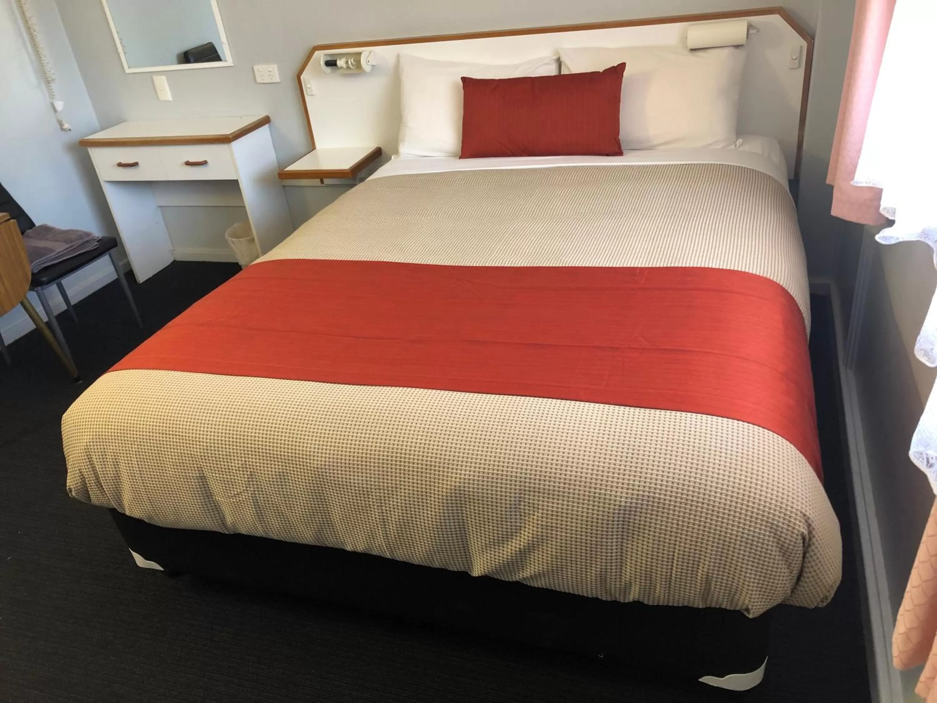 Bed in Bradman Motor Inn