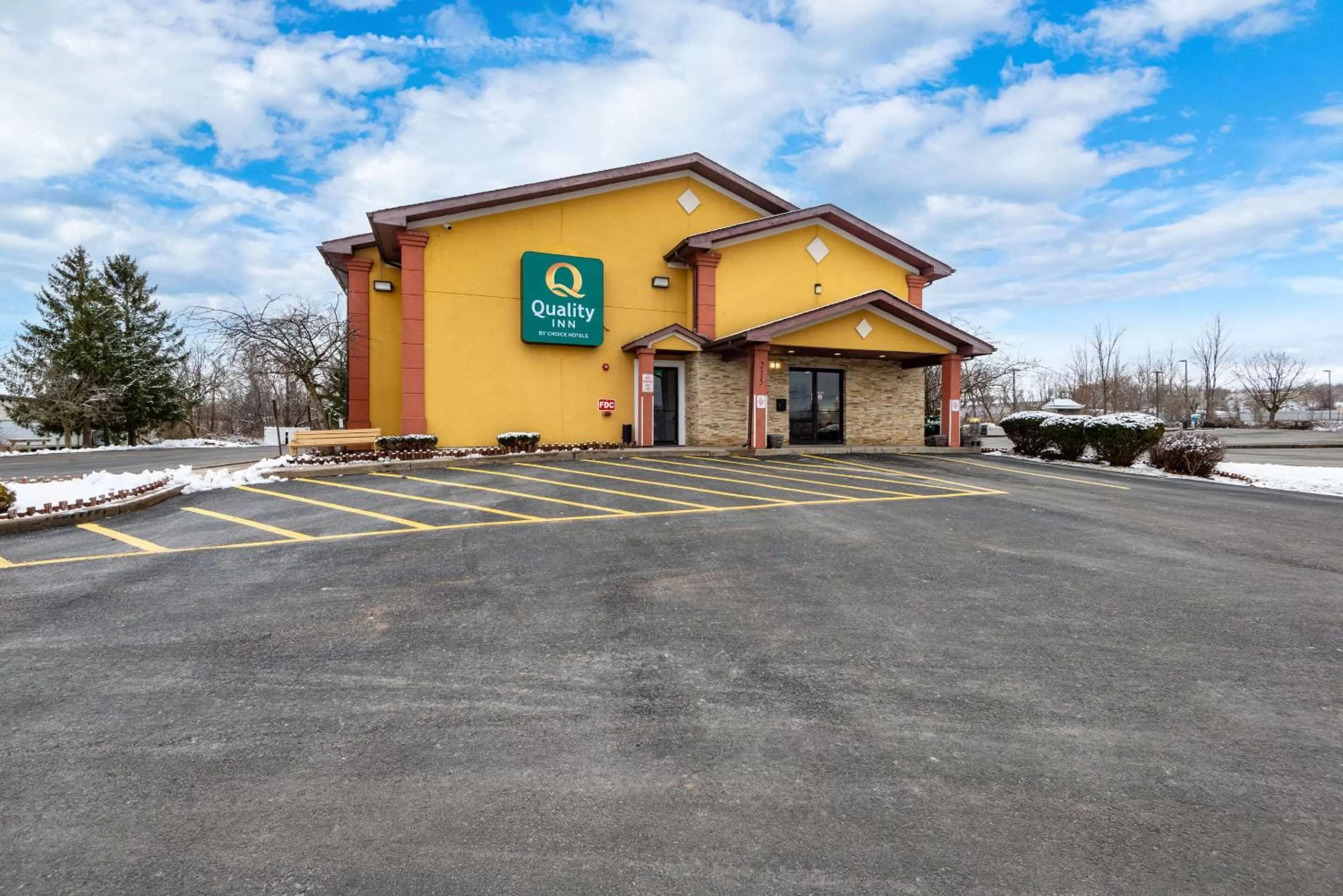 Property Building in Super 8 by Wyndham Oneida Verona