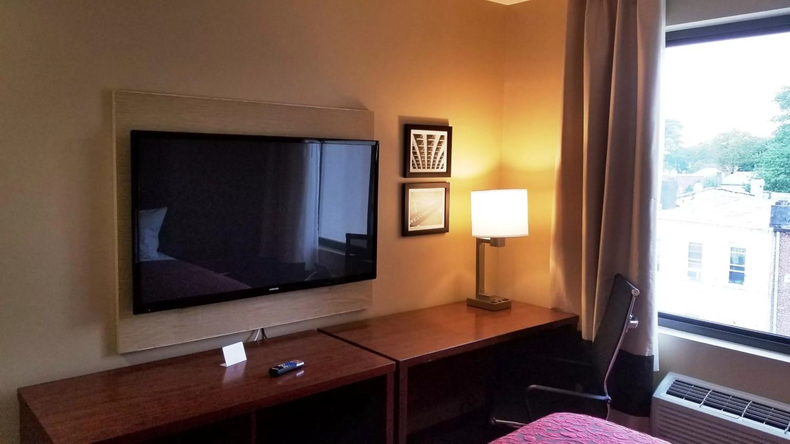 TV and multimedia in Days Inn by Wyndham Brooklyn Marine Park