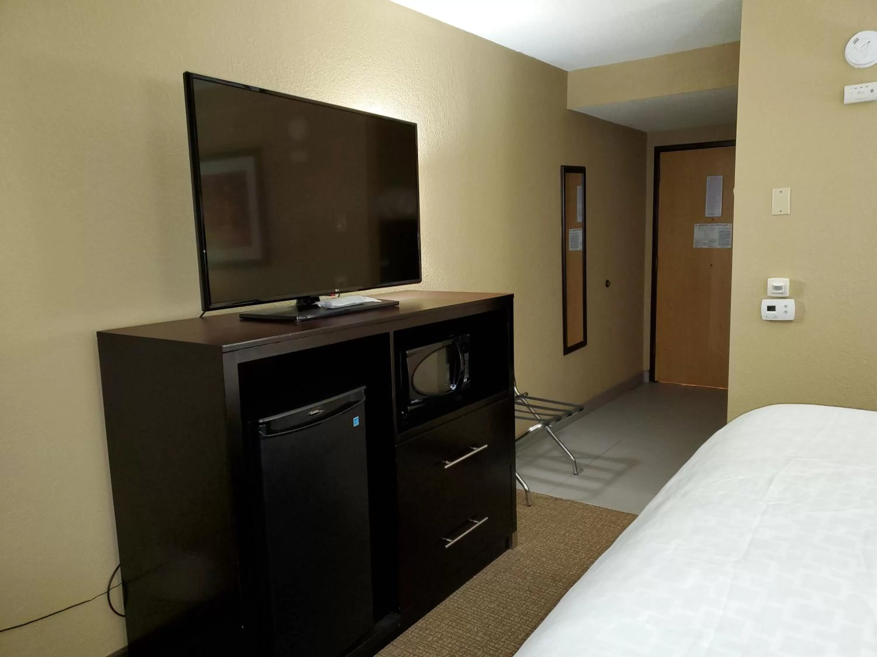 TV and multimedia, Bed in Best Western Harrisburg North Hotel