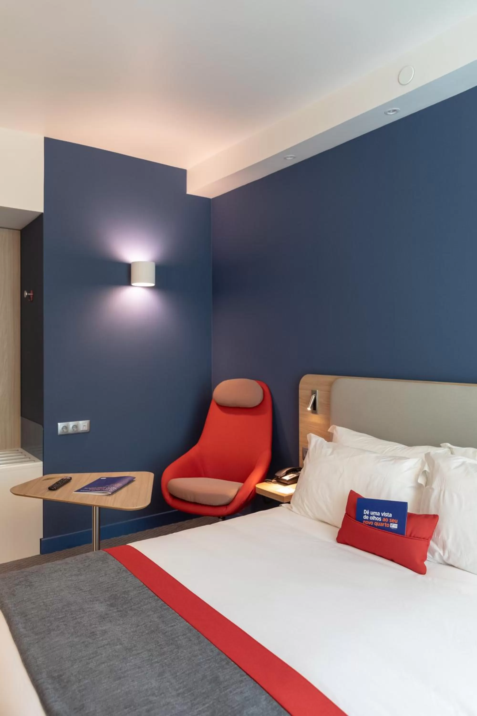 Photo of the whole room, Bed in Holiday Inn Express - Lisbon - Plaza Saldanha by IHG