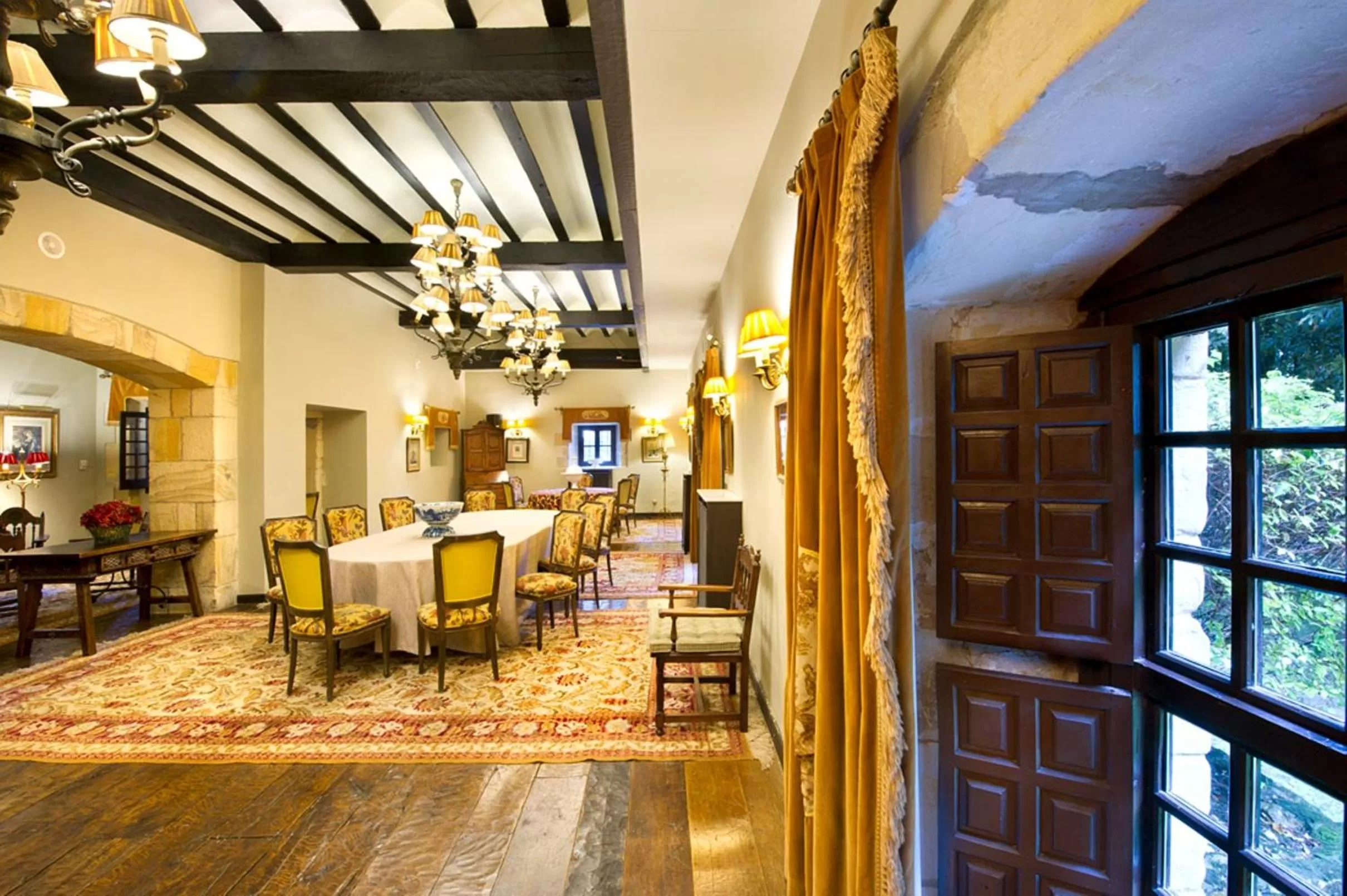 Lounge or bar in Parador de Santillana Gil Blas