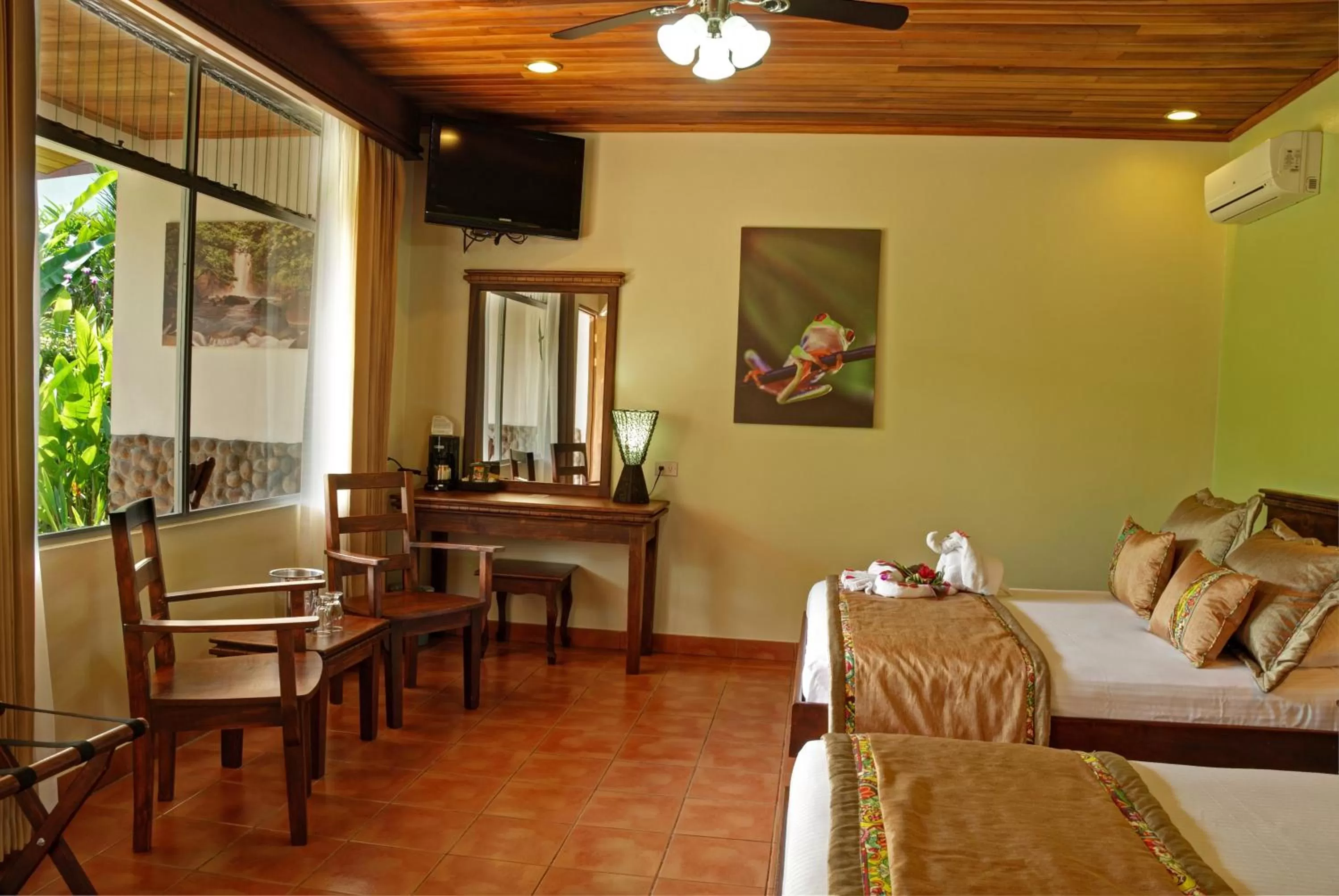 Photo of the whole room, Bed in Volcano Lodge, Hotel & Thermal Experience