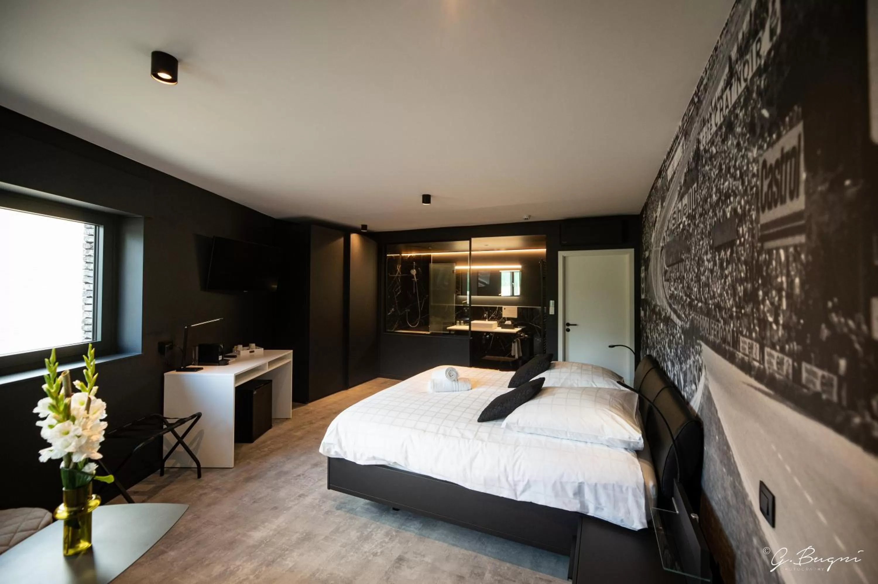 Bed in Boutique Hôtel, La Cour de la Reine, Rooftop & Bistronomique Restaurant